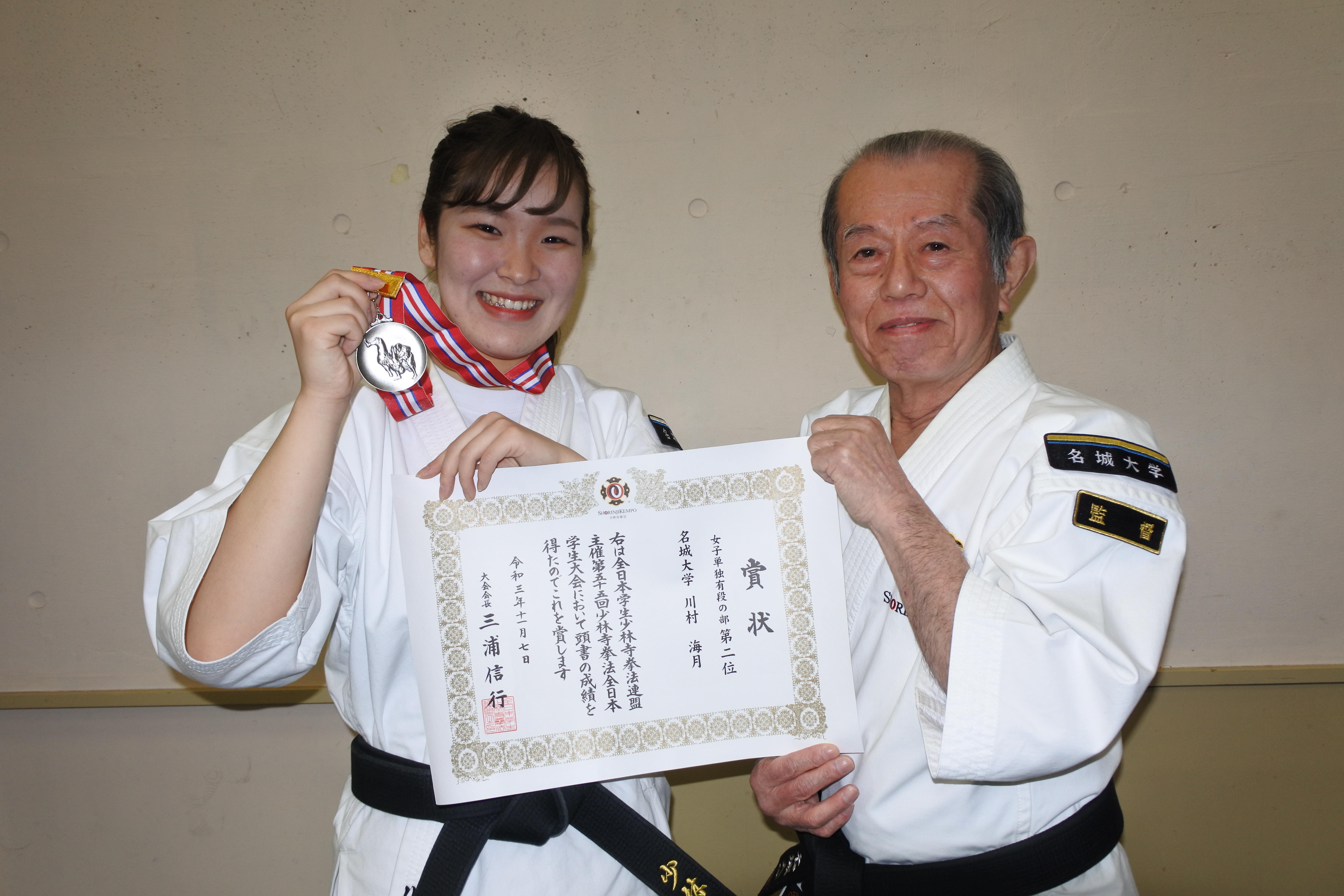 銀メダルと賞状を手にする川村海月さん（左）と田中利明コーチ