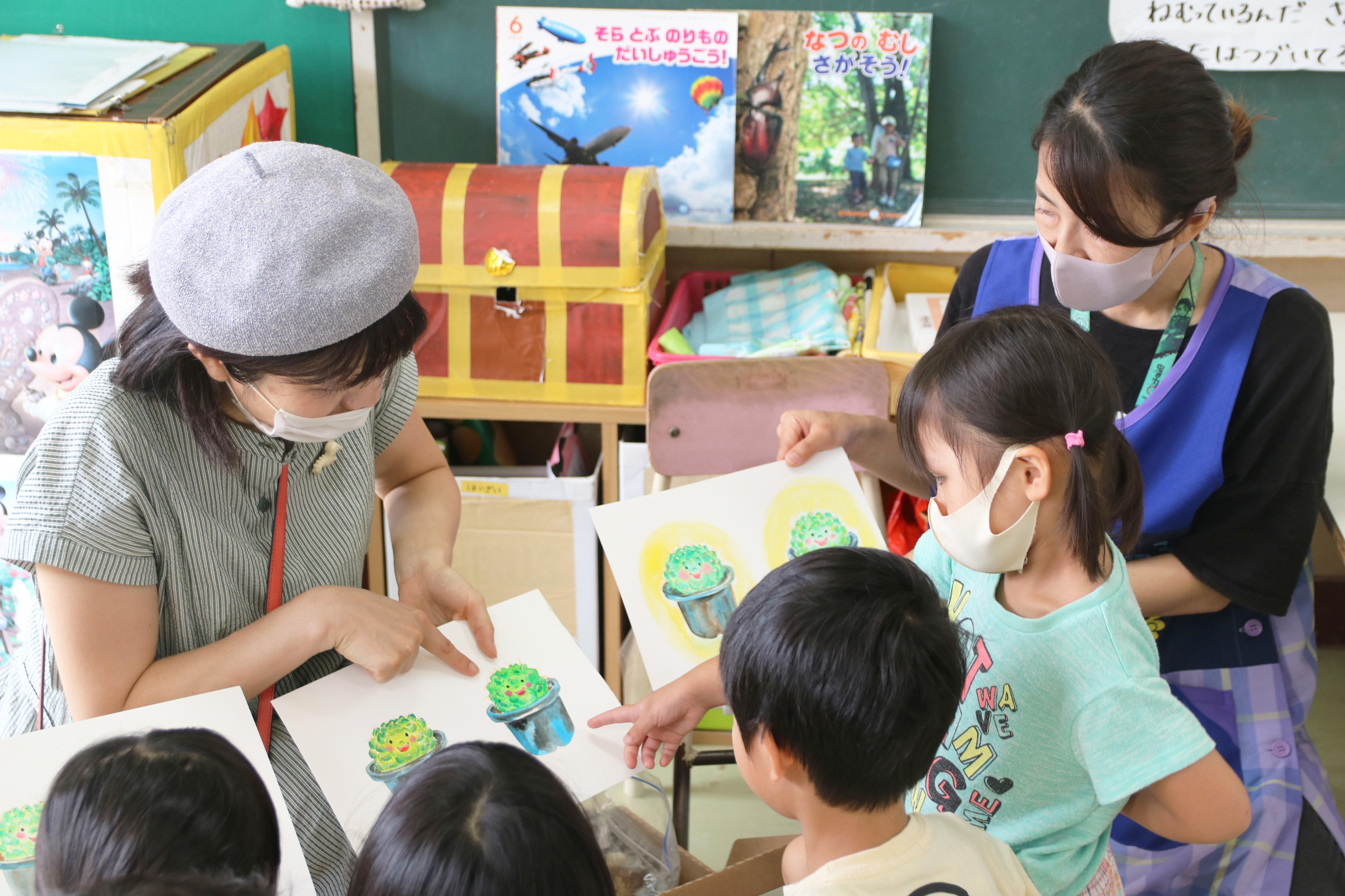 制作過程で子供たちに意見を聞く作家のはるのまいさん（左）