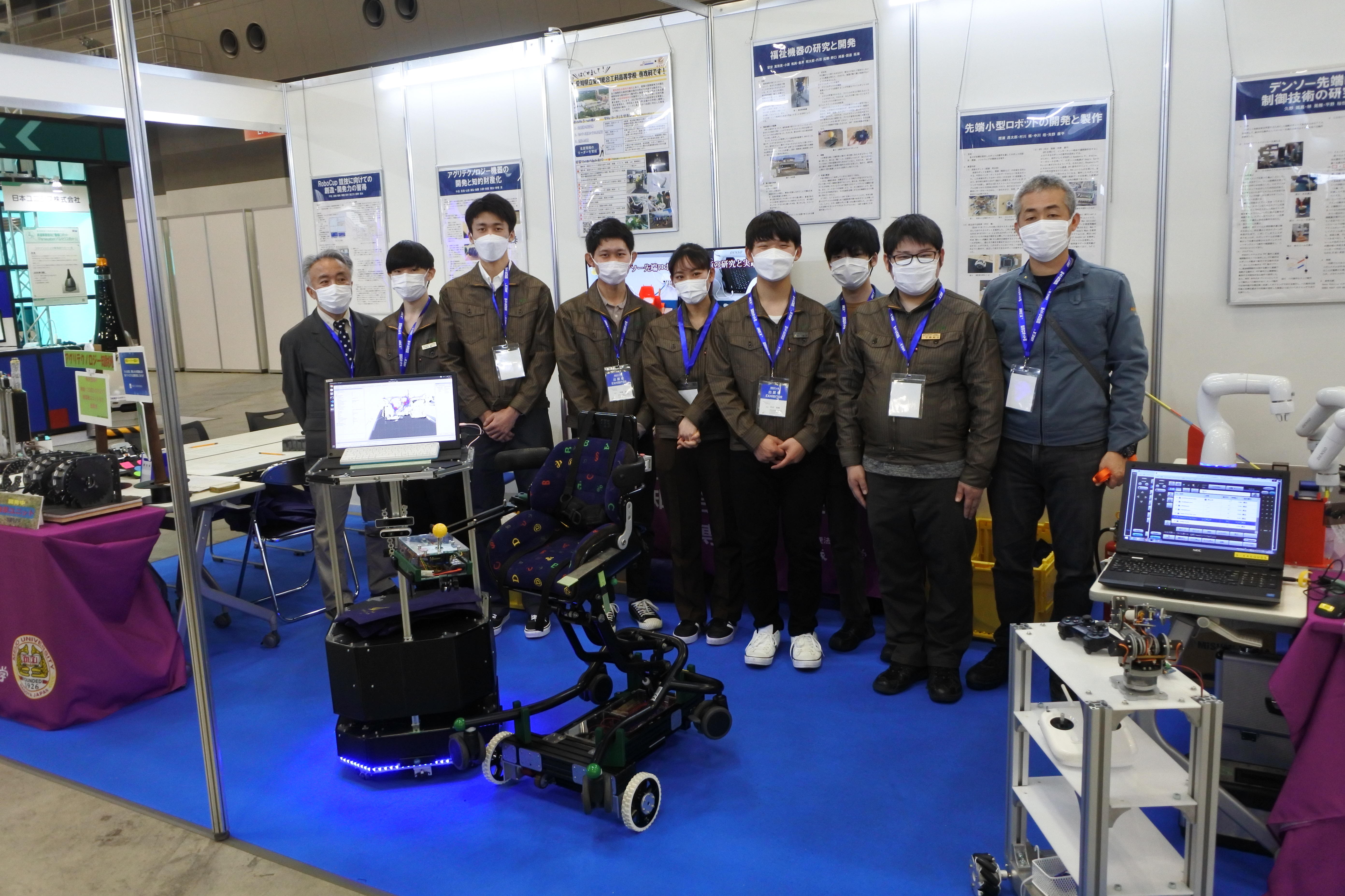 国際ロボット展に実習の一環として出展した愛知総合工科高校専攻科