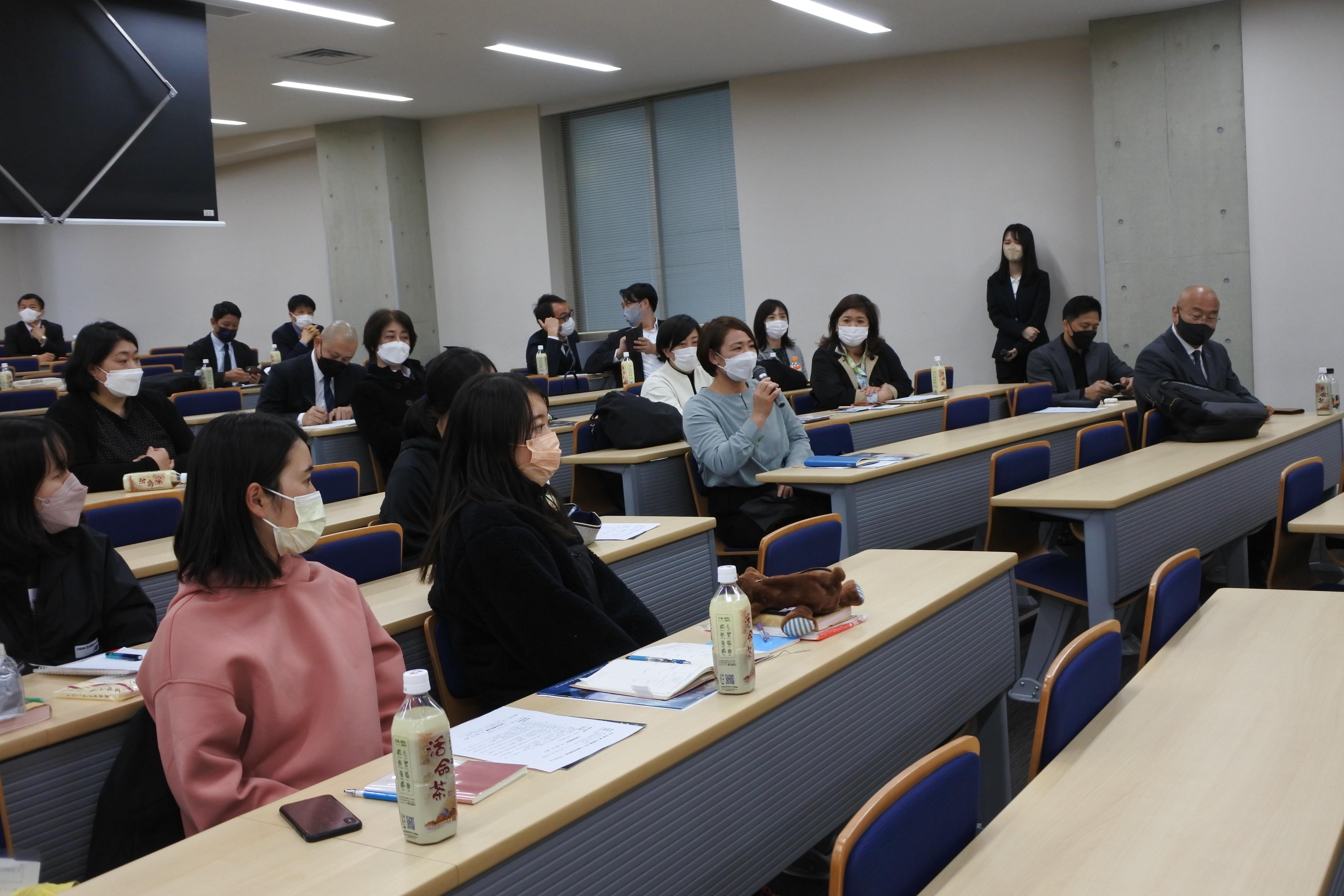 コメントする谷本歩実さん