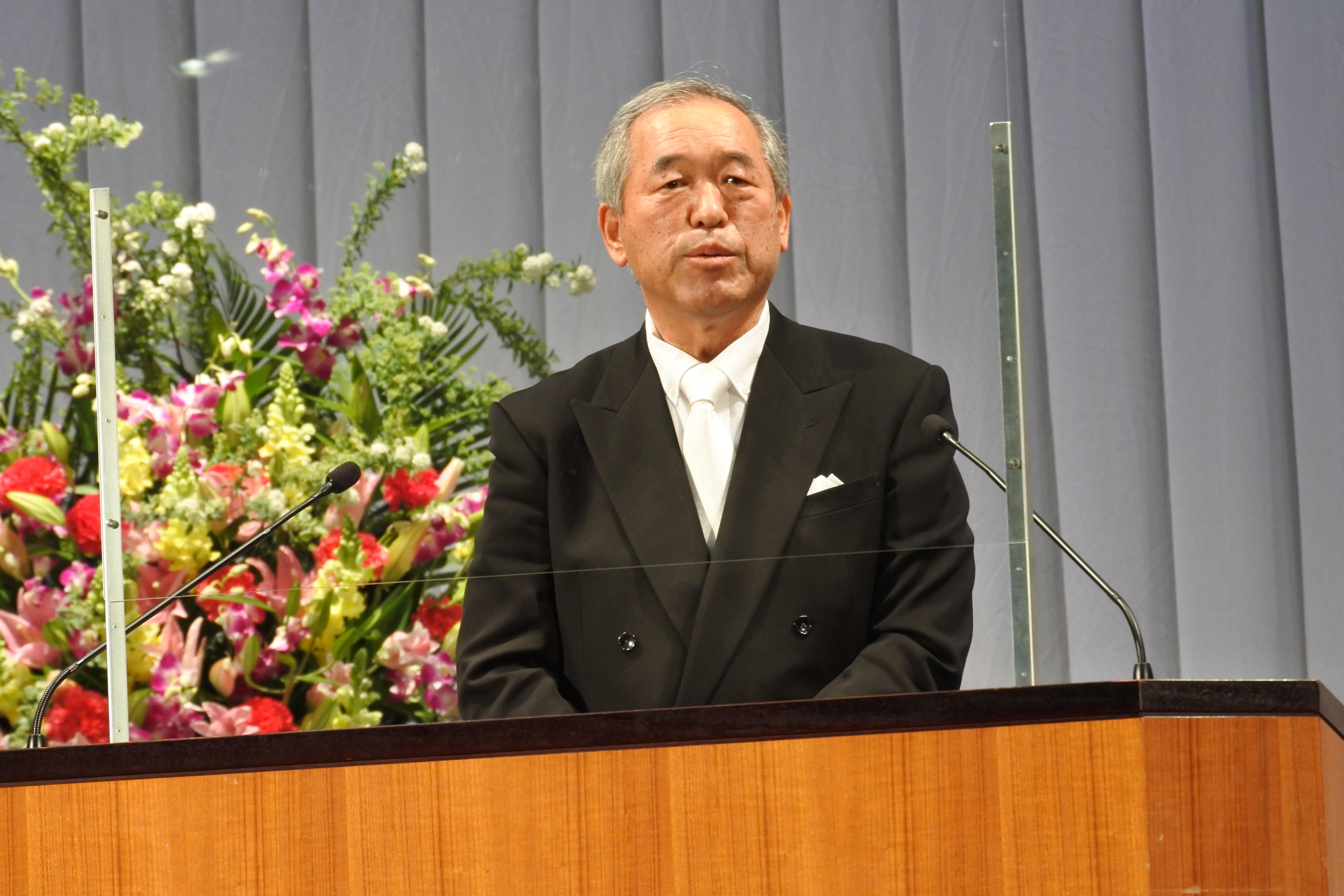 祝辞を贈る伊庭克英校友会長