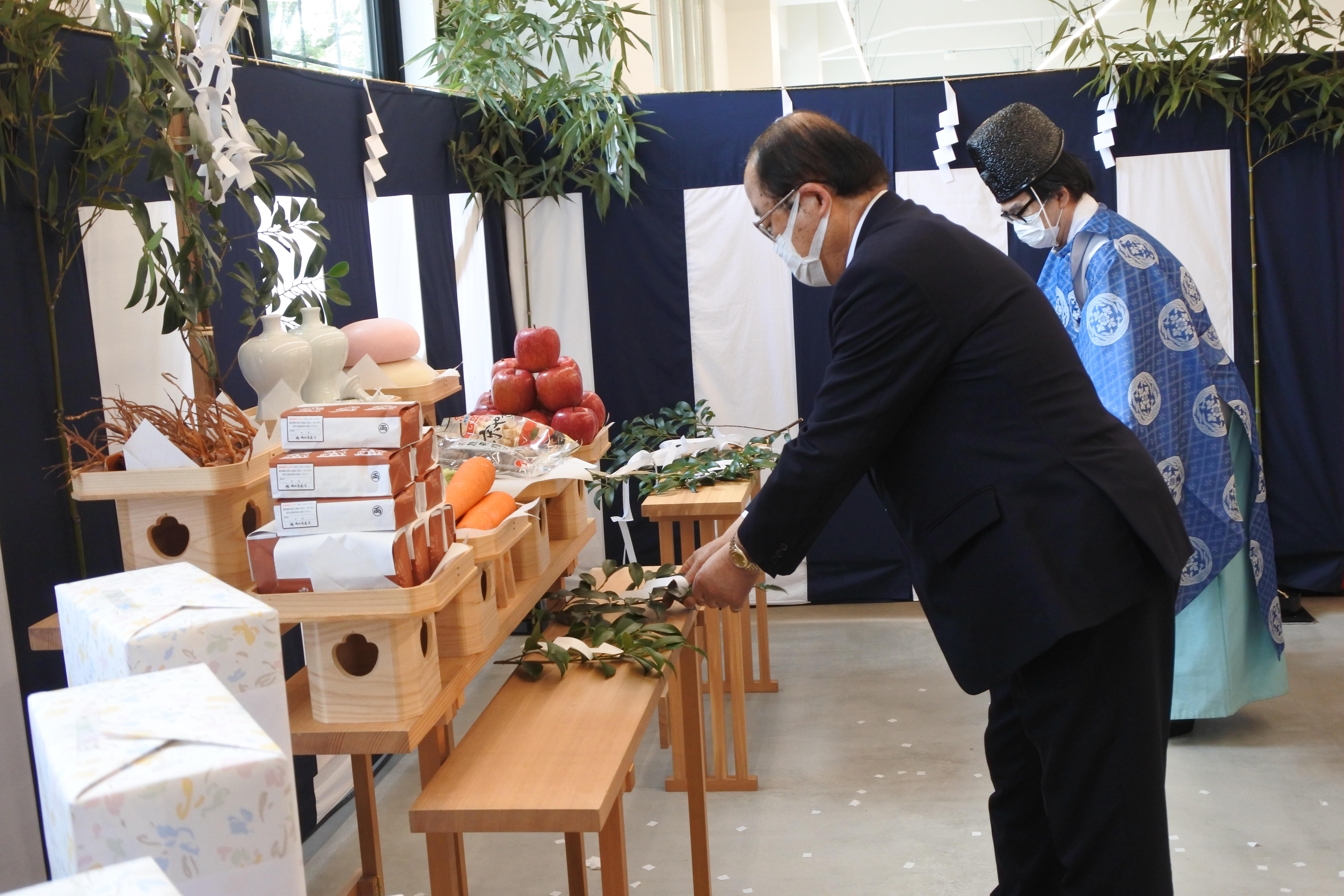 竣工式で玉ぐしをささげる立花貞司理事長