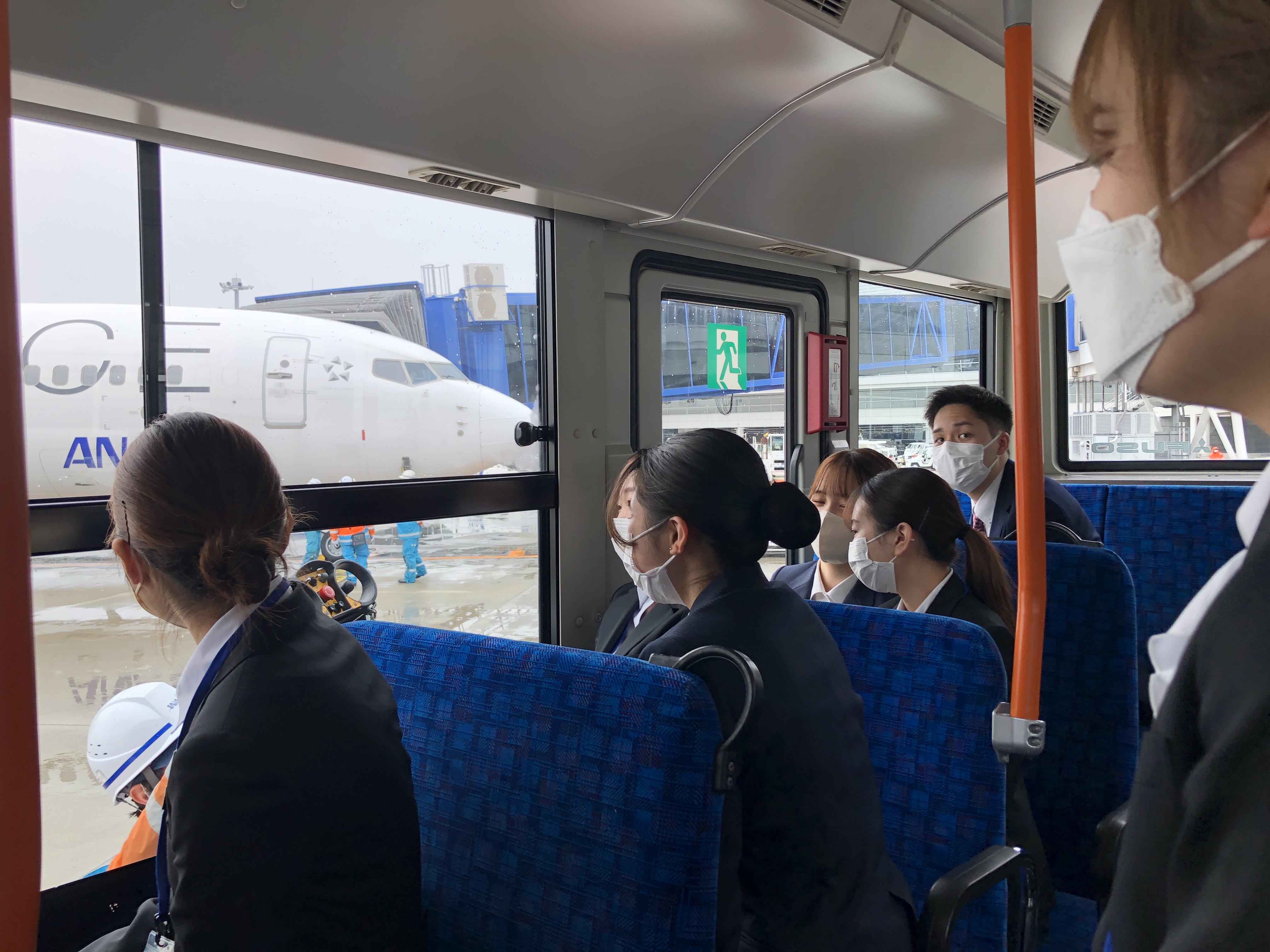 バスの車内から機外作業風景を間近に見学