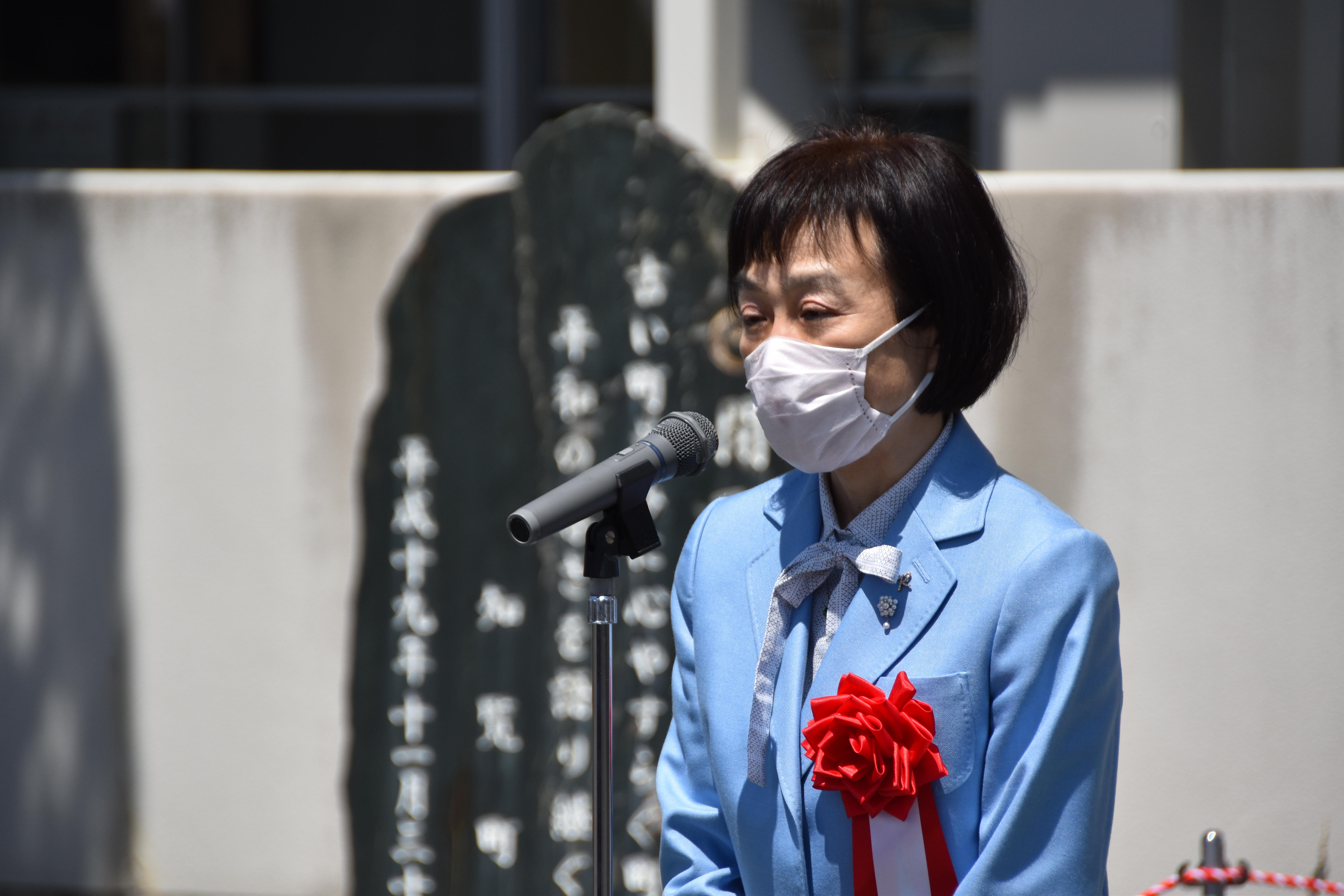 親族を代表して挨拶する長女の三輪玲子さん