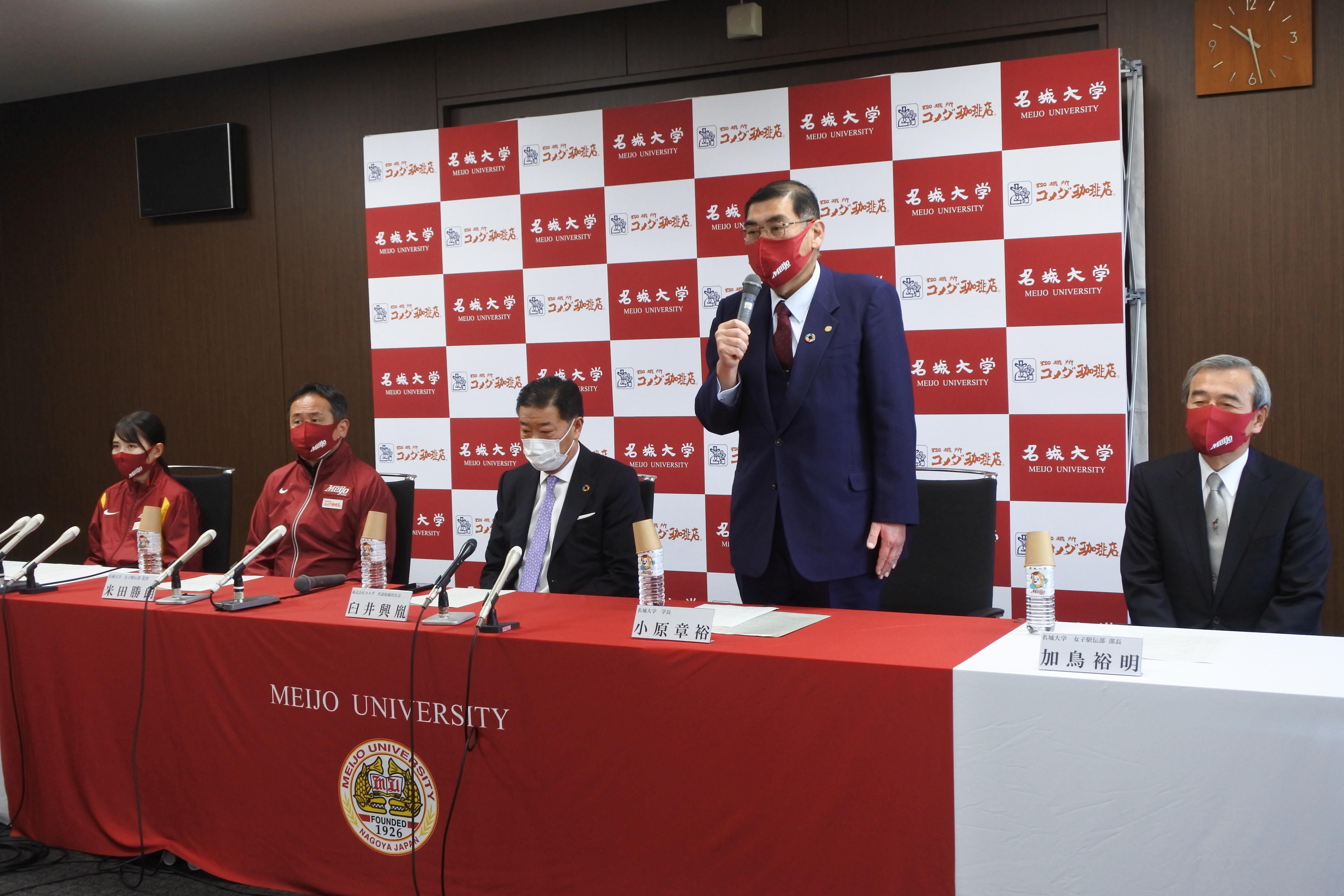 あいさつする小原章裕学長