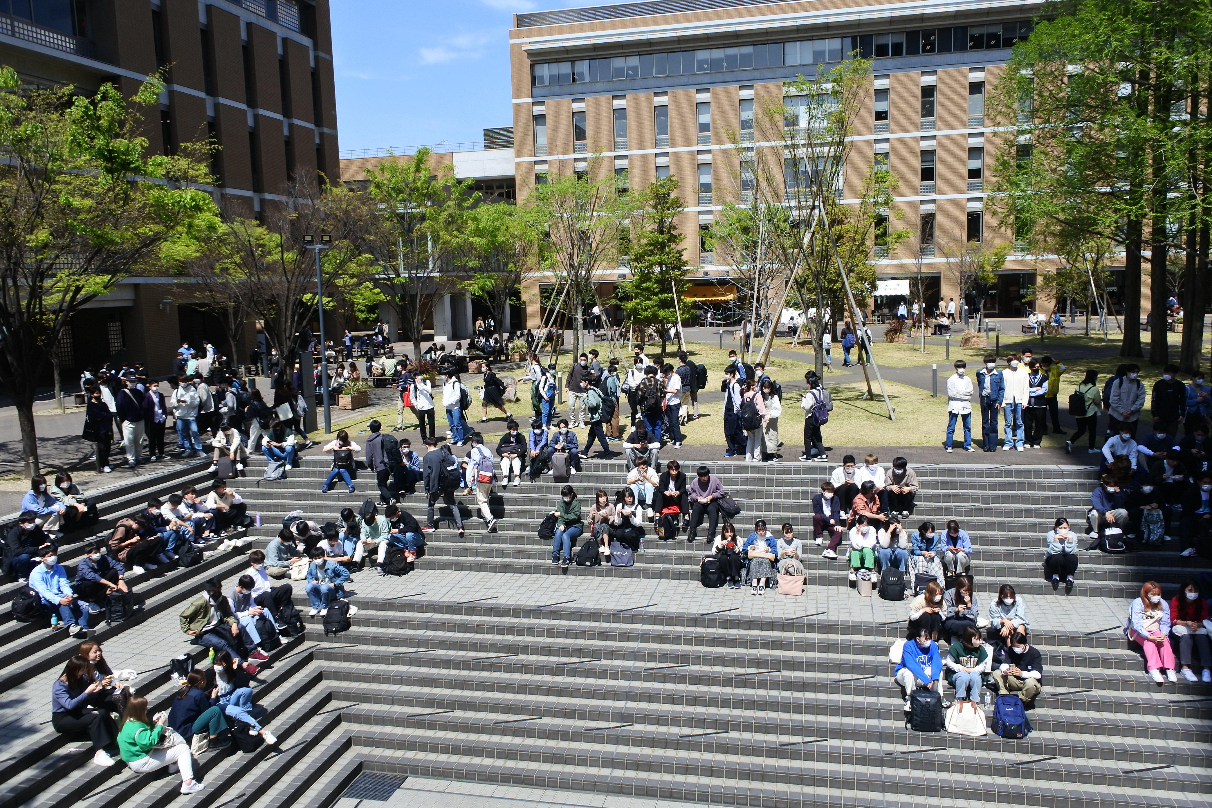 昼休みに演舞会を見る学生たち