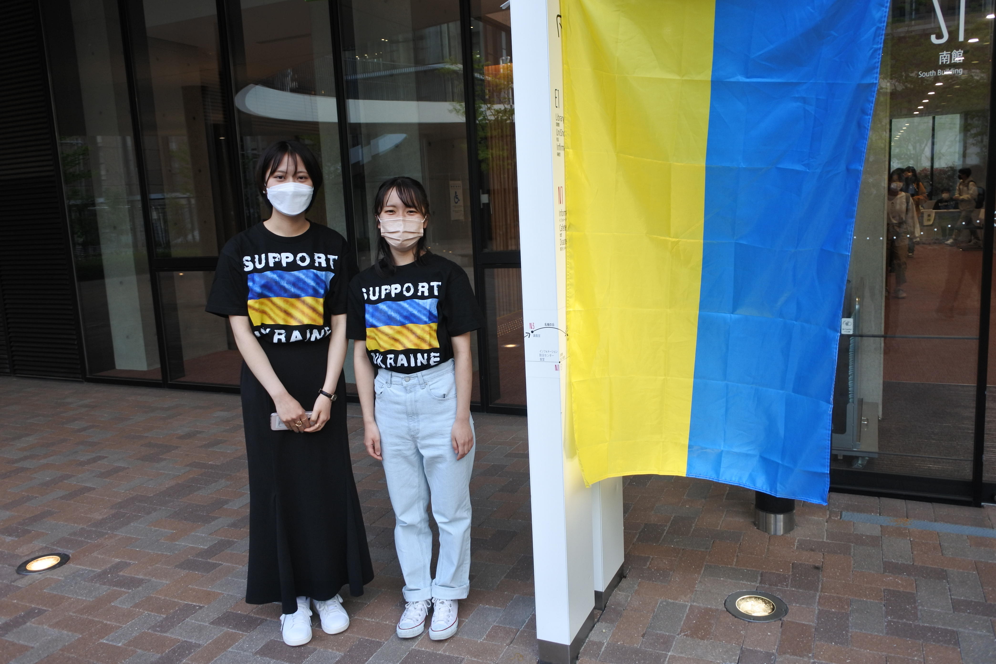 ウクライナ避難民への思いを込めたTシャツ姿の稲葉ゼミ生