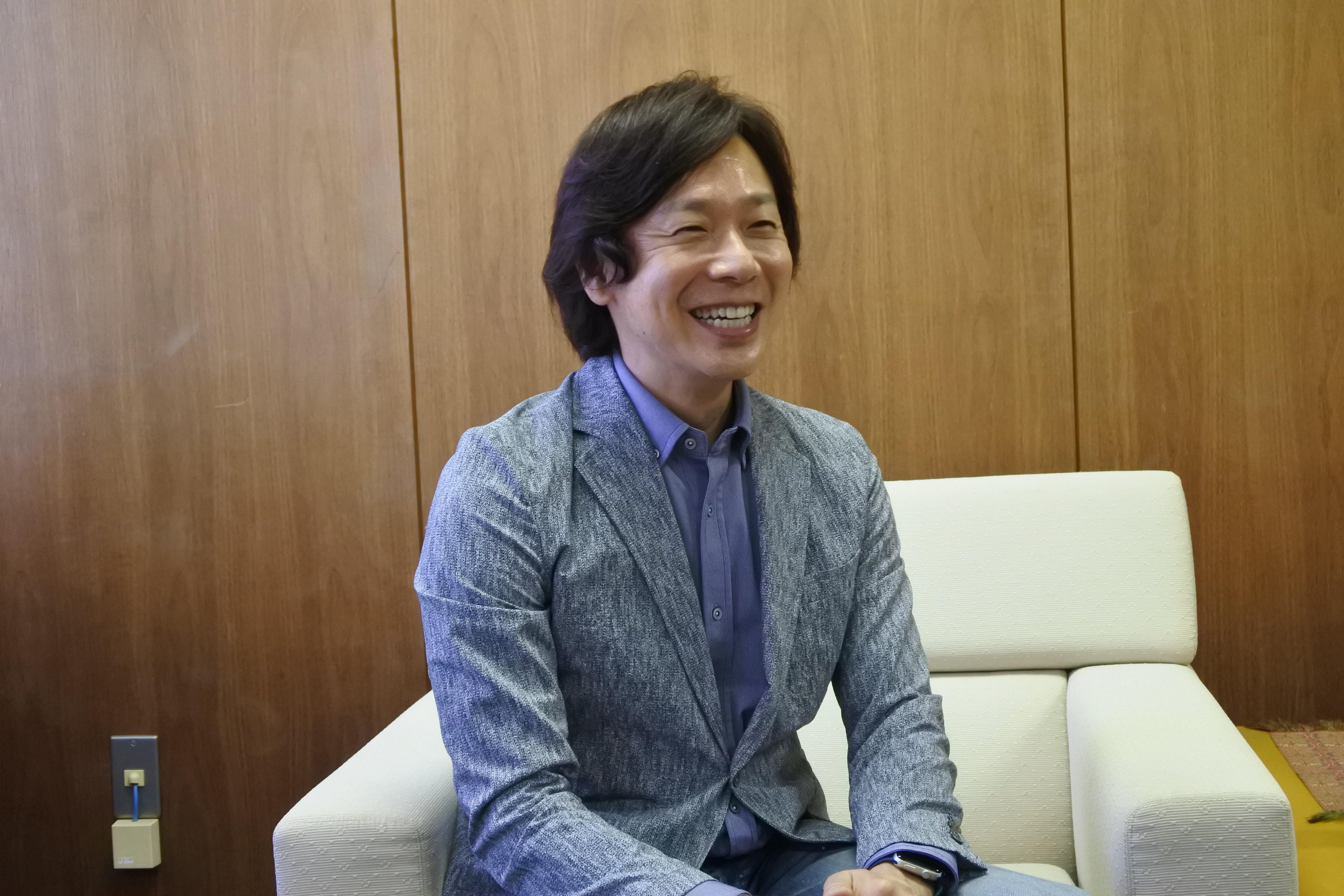 テレビでおなじみの笑顔を見せる佐藤弘道特任教授
