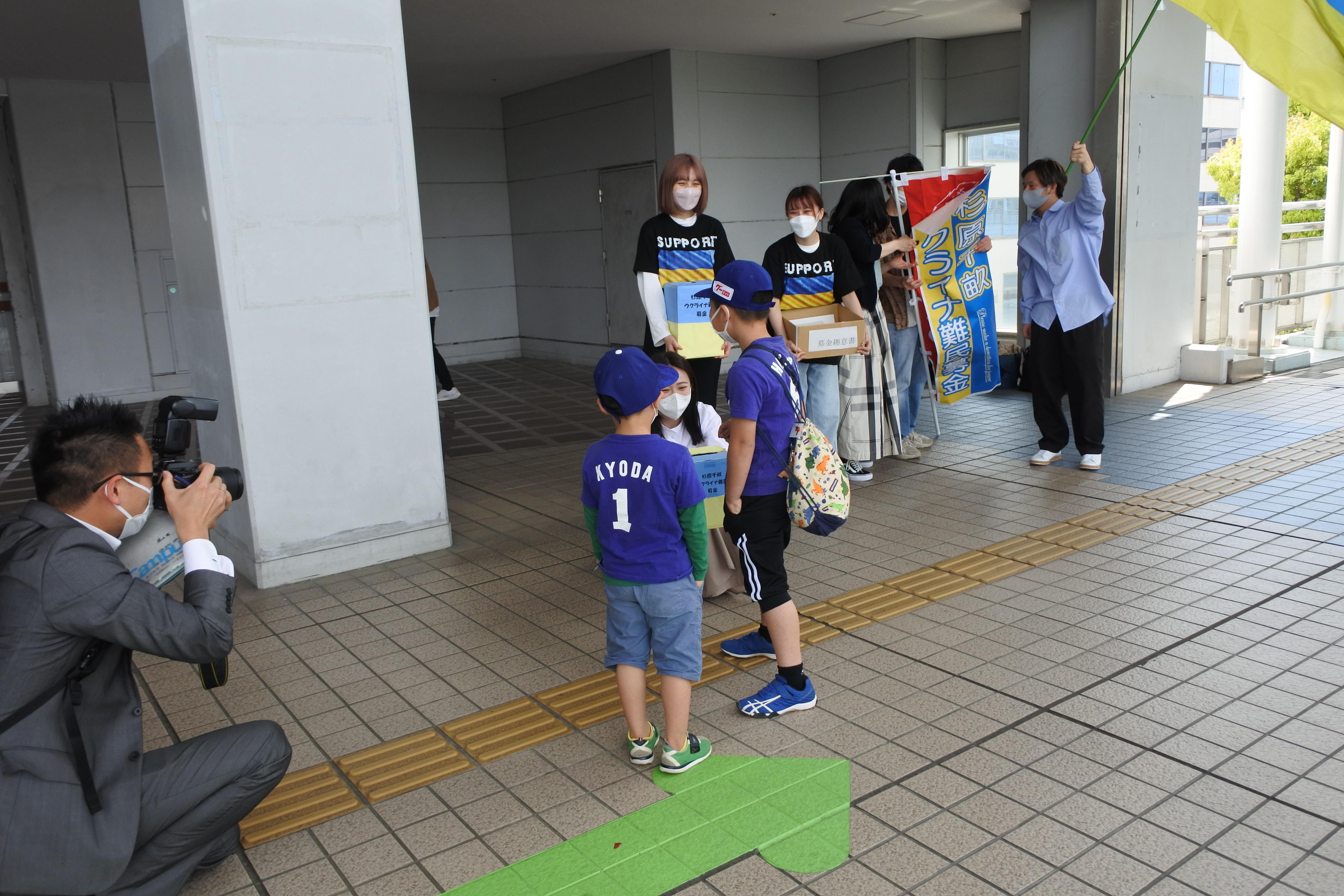 子どもたちも募金箱へ