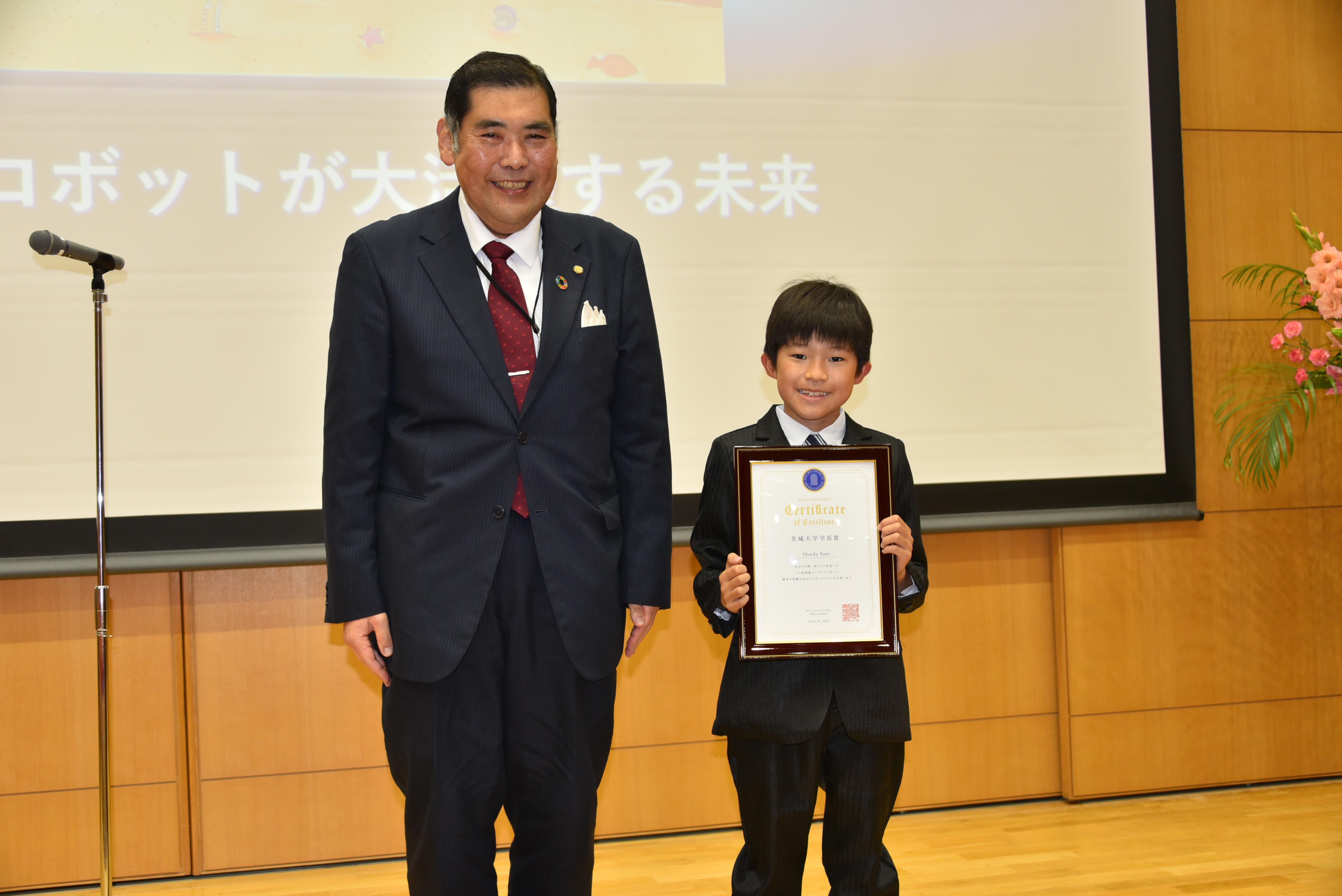 学長賞の本多優人さんと小原章裕学長