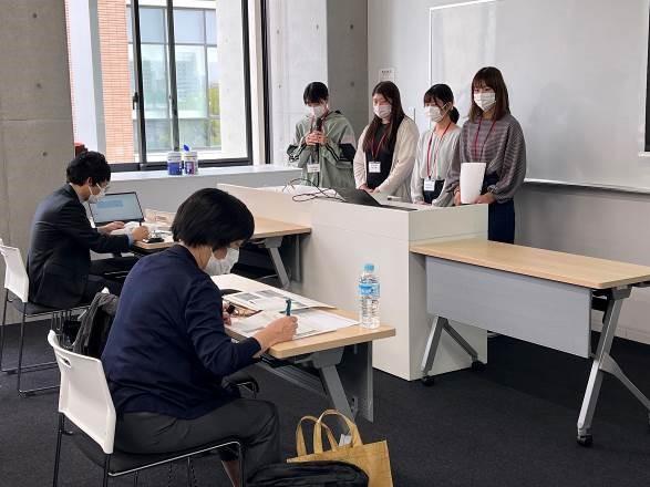 矢崎さん（手前）からの質問に答える学生たち