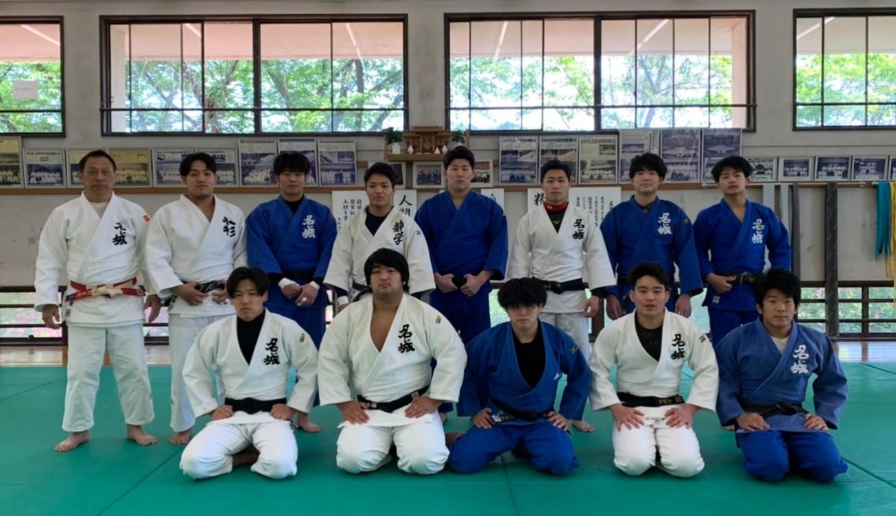平野多俊監督（後列左側1人目）、本大会出場12名の柔道部選手