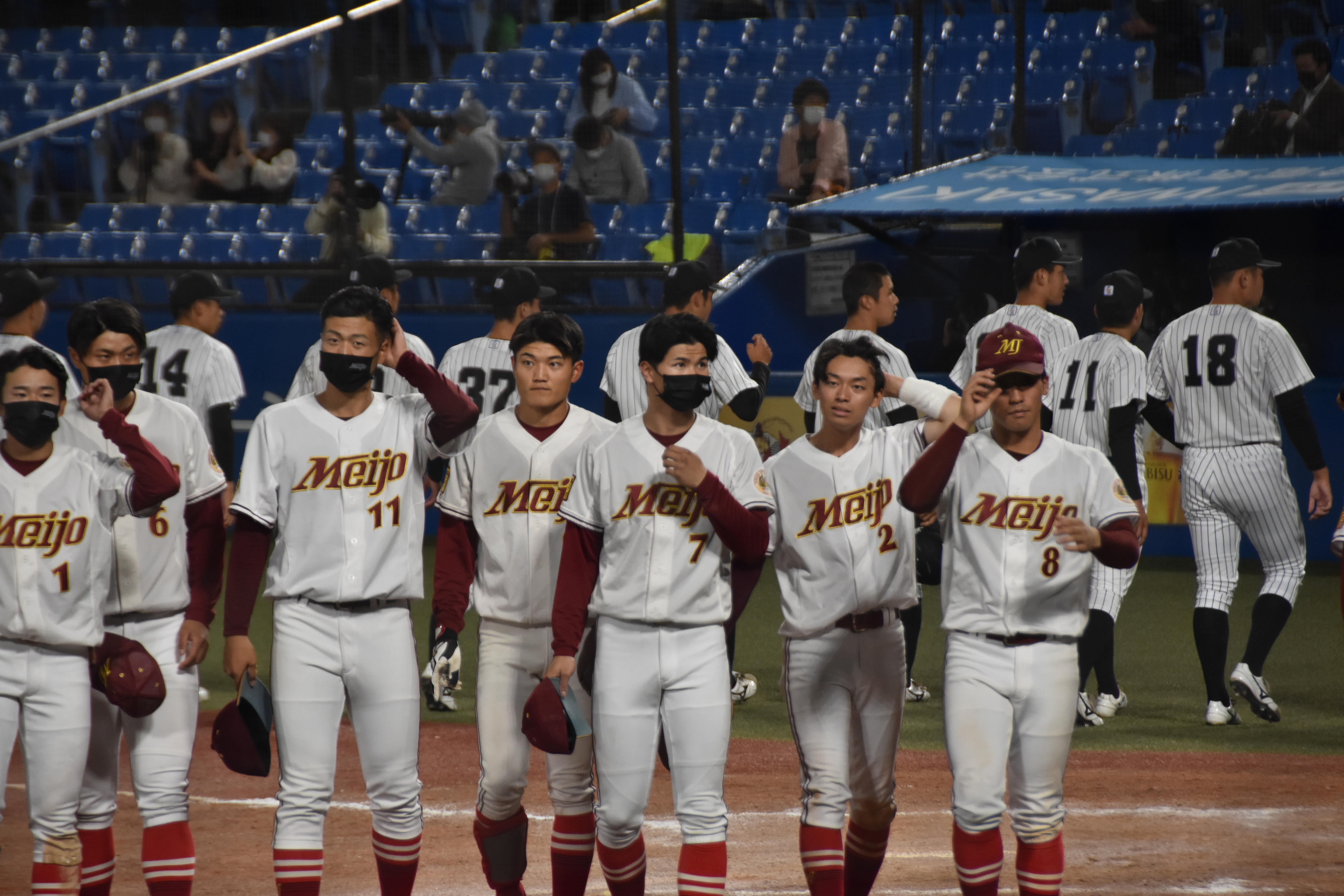 試合に敗れ、悔しそうな表情を見せる選手たち