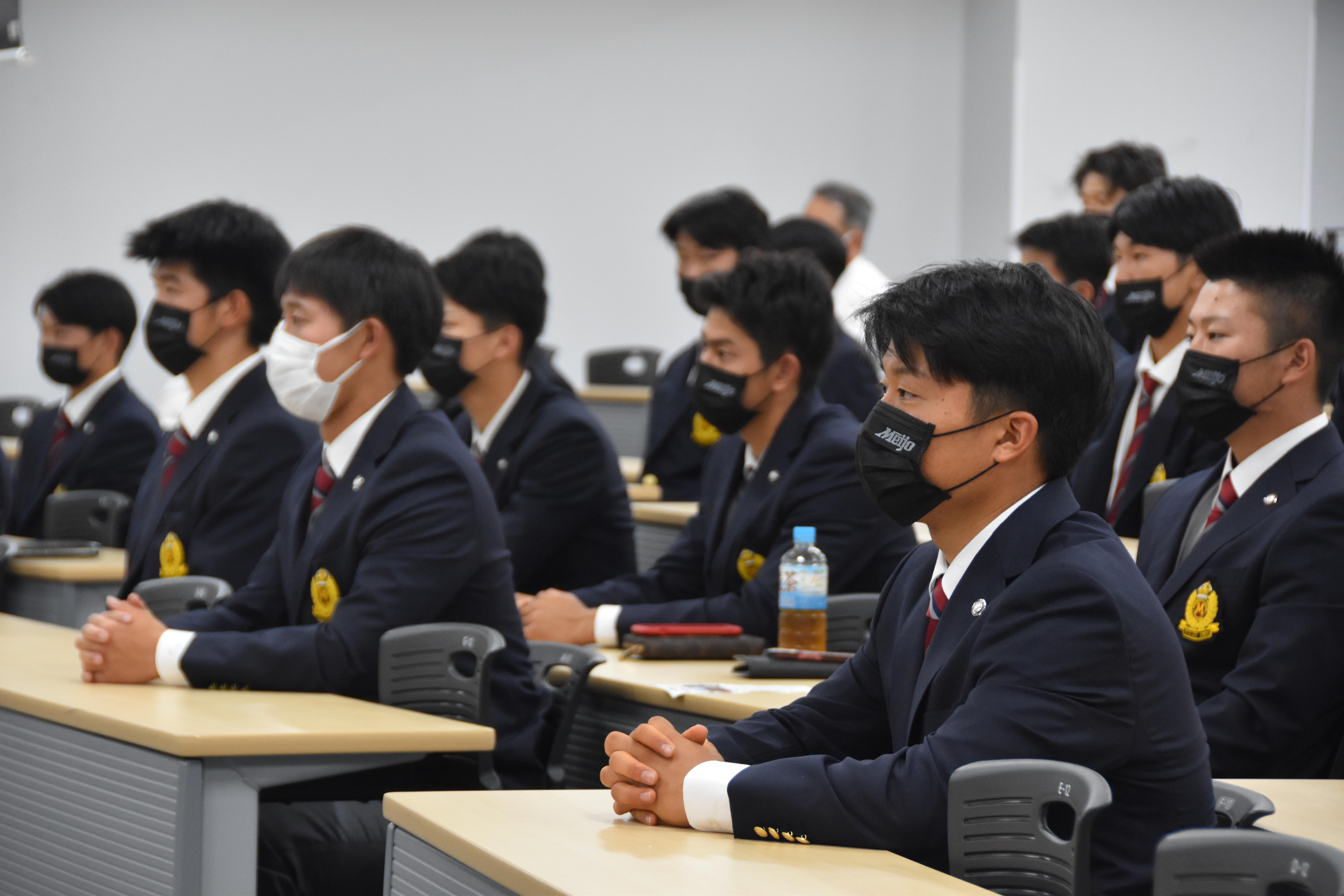 激励を受ける硬式野球部部員