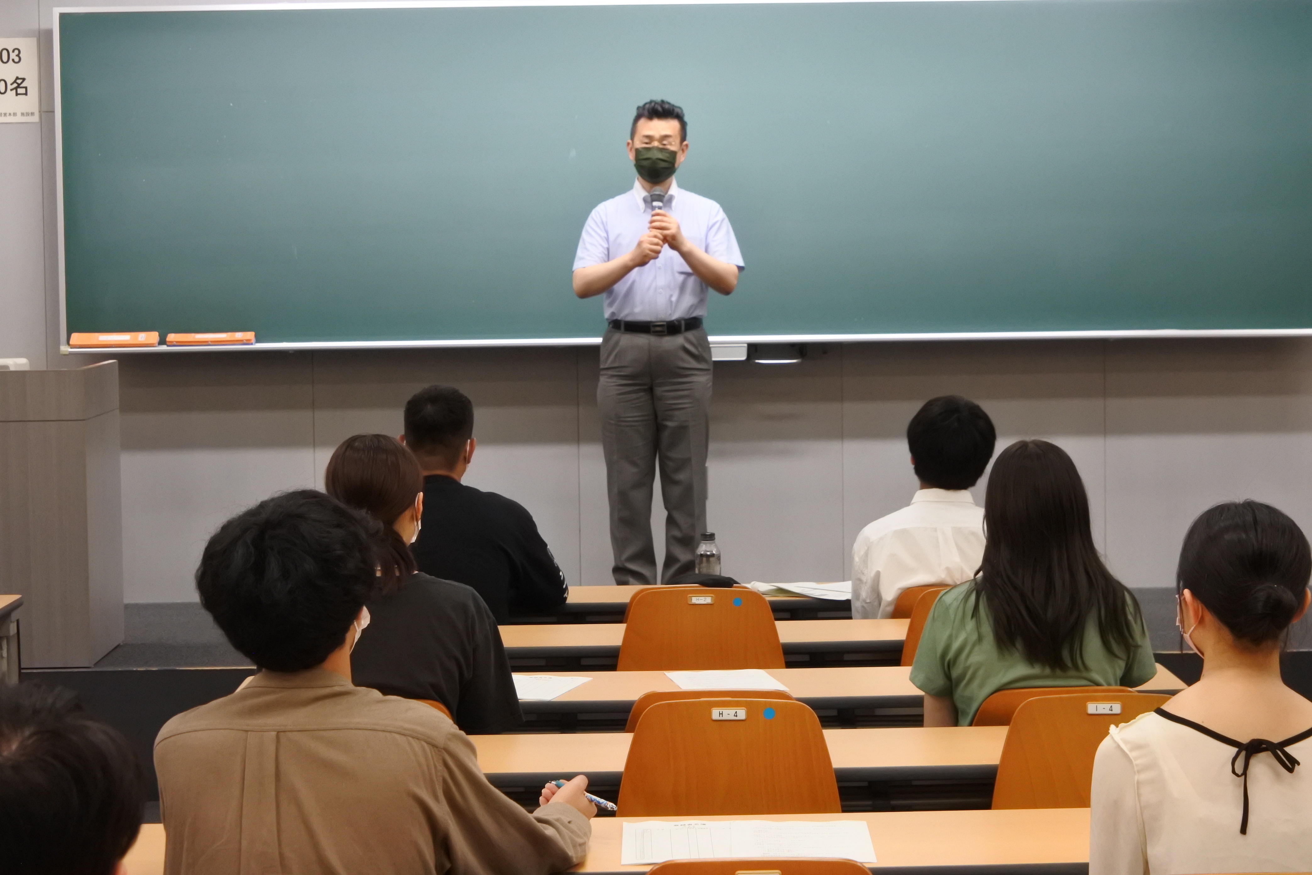 あいさつする氏田センター長