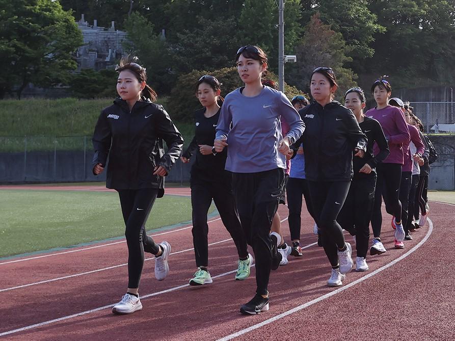 先頭左から、小林成美選手、山本有真選手