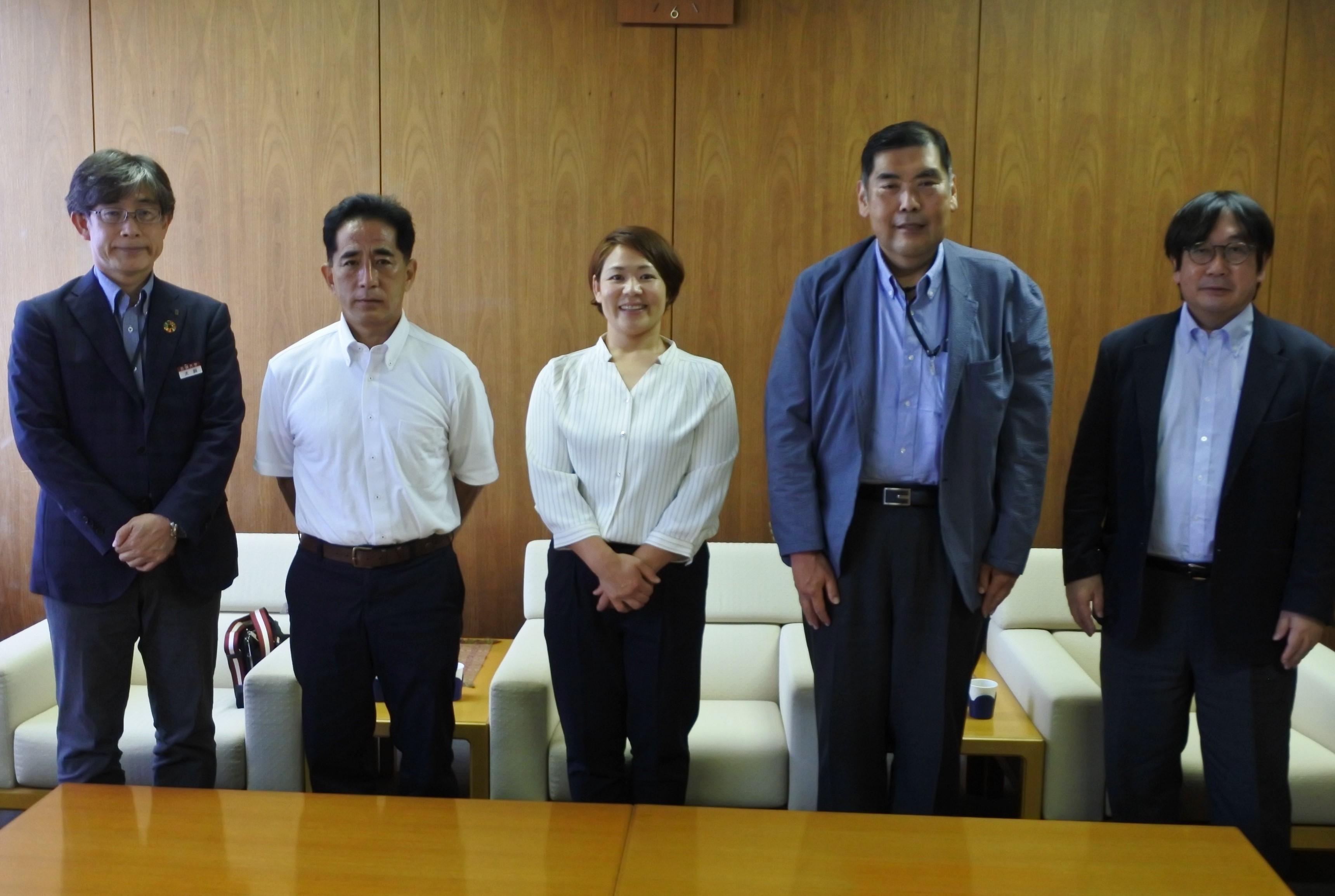 （左から）犬飼斉学務センター事務部長、梅田孝教授、谷本歩実さん、小原章裕学長、神野透人薬学部長
