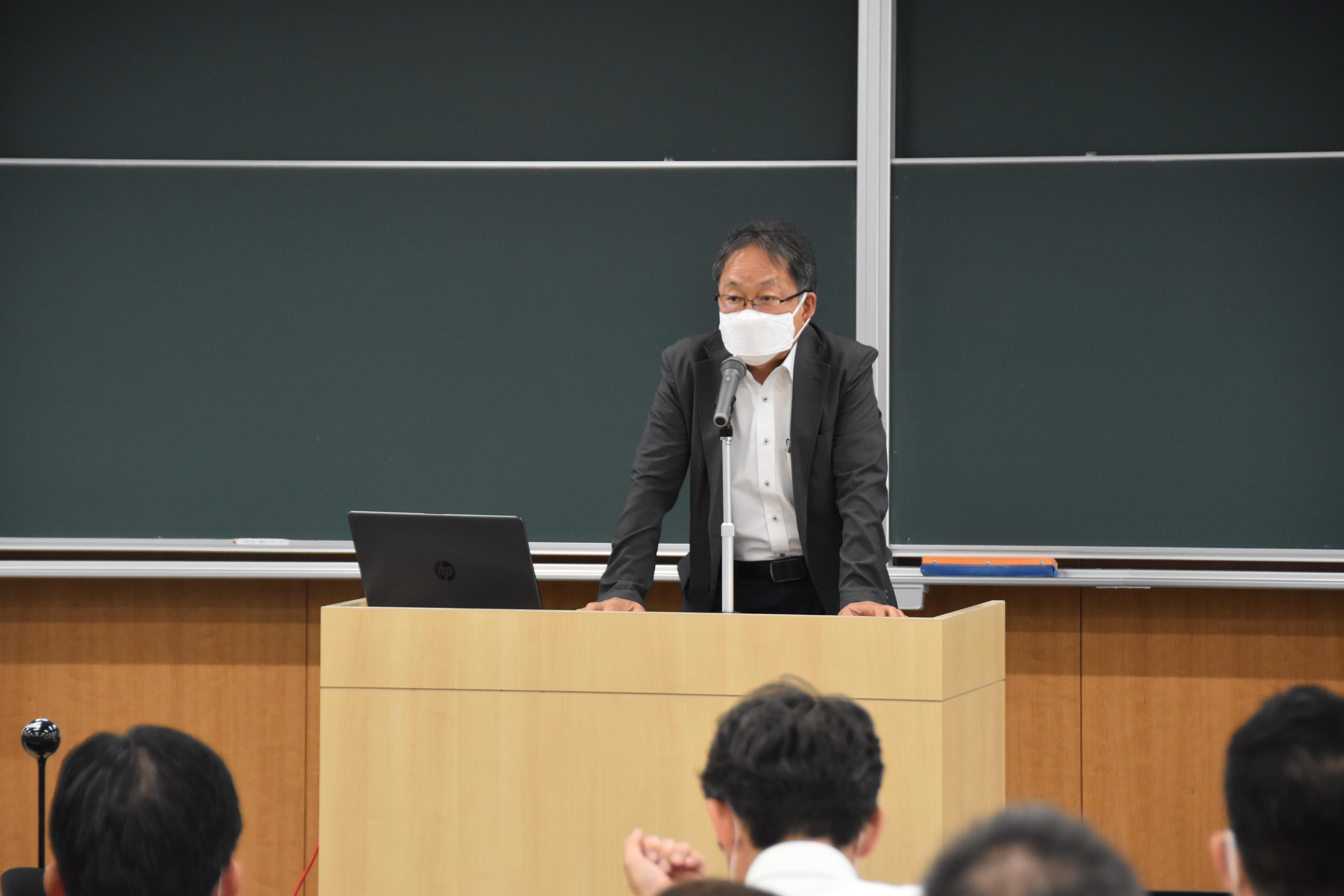 開会の挨拶をする野口副学長