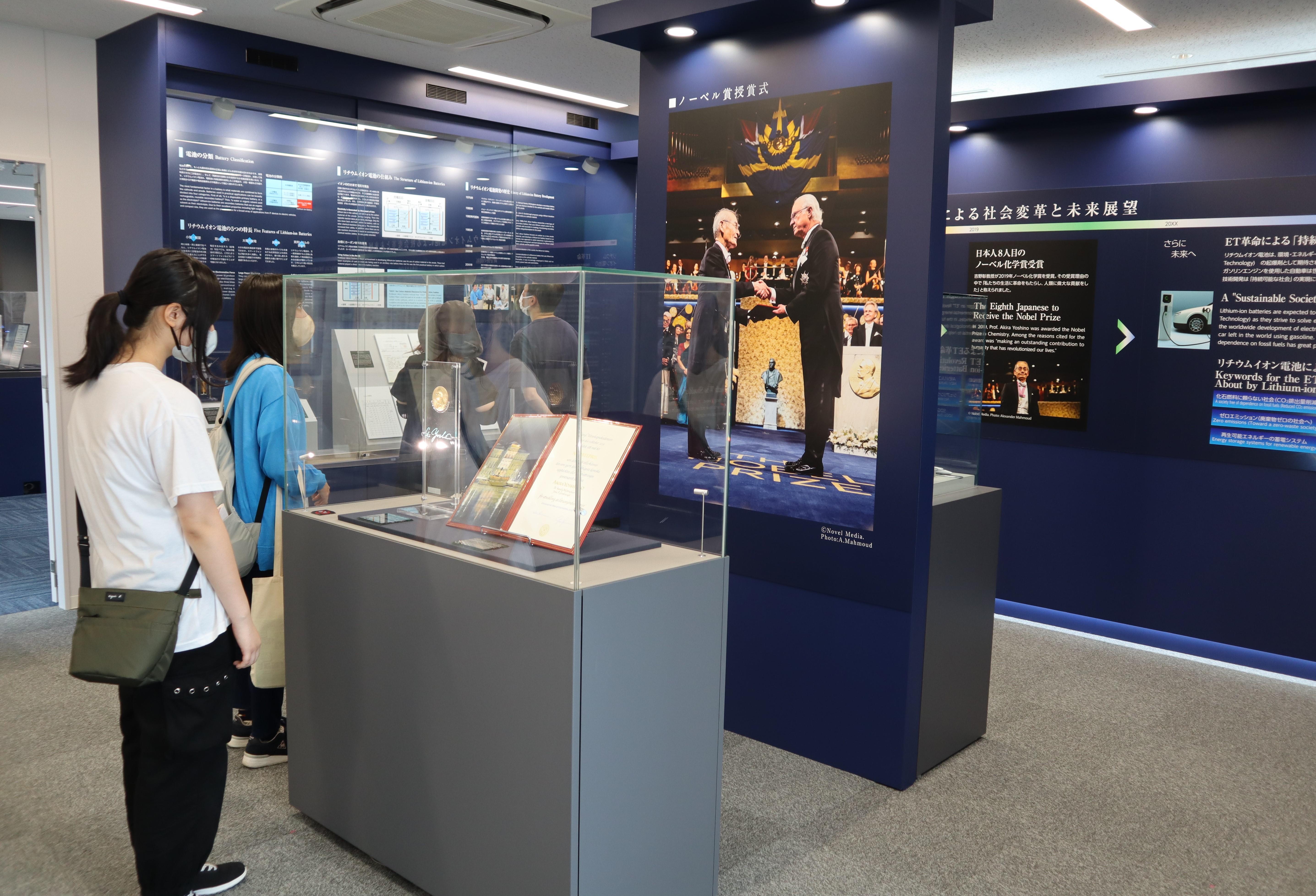 ノーベル賞記念展示室を見学する参加者