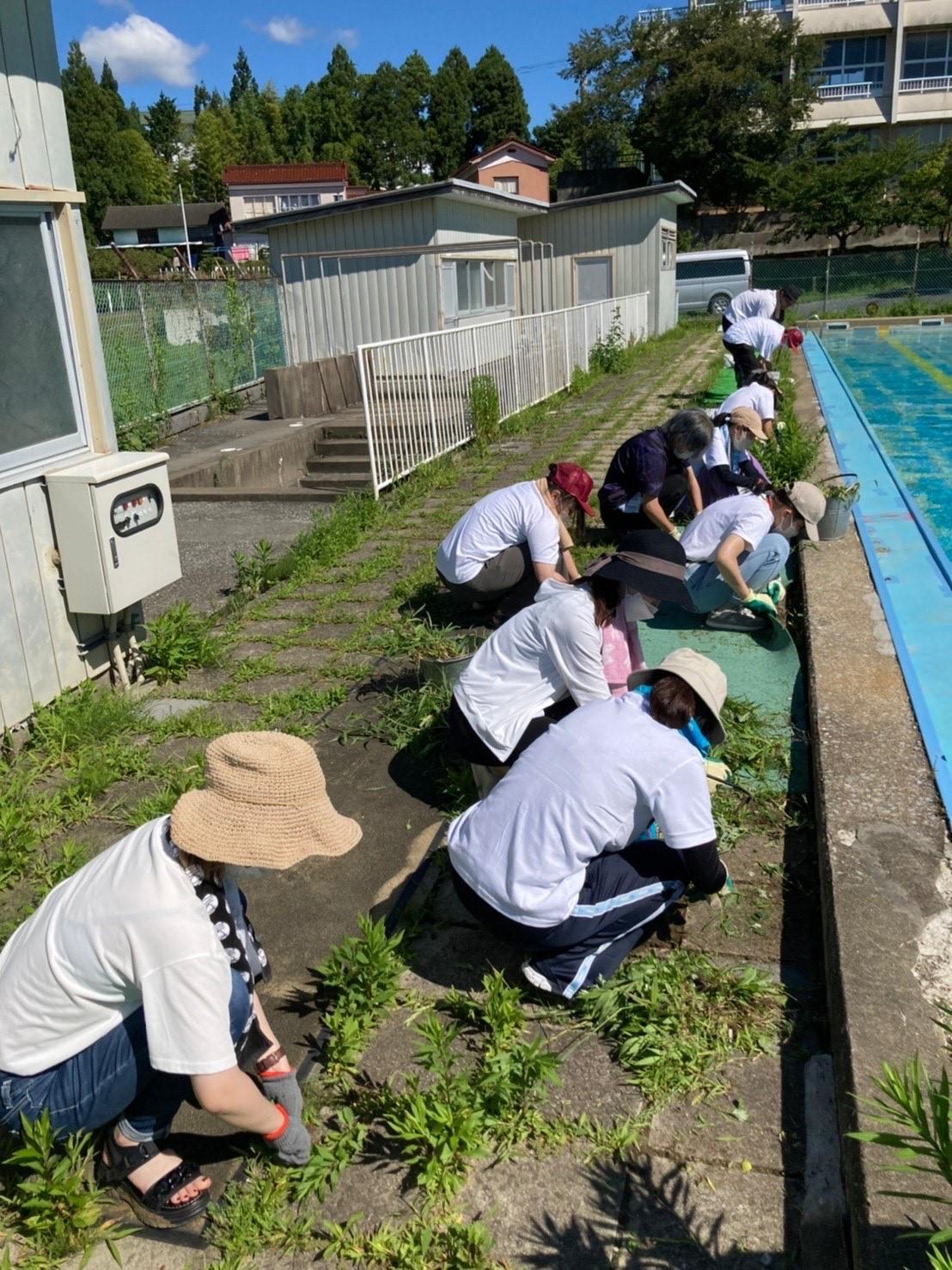 大島小学校でプール清掃活動