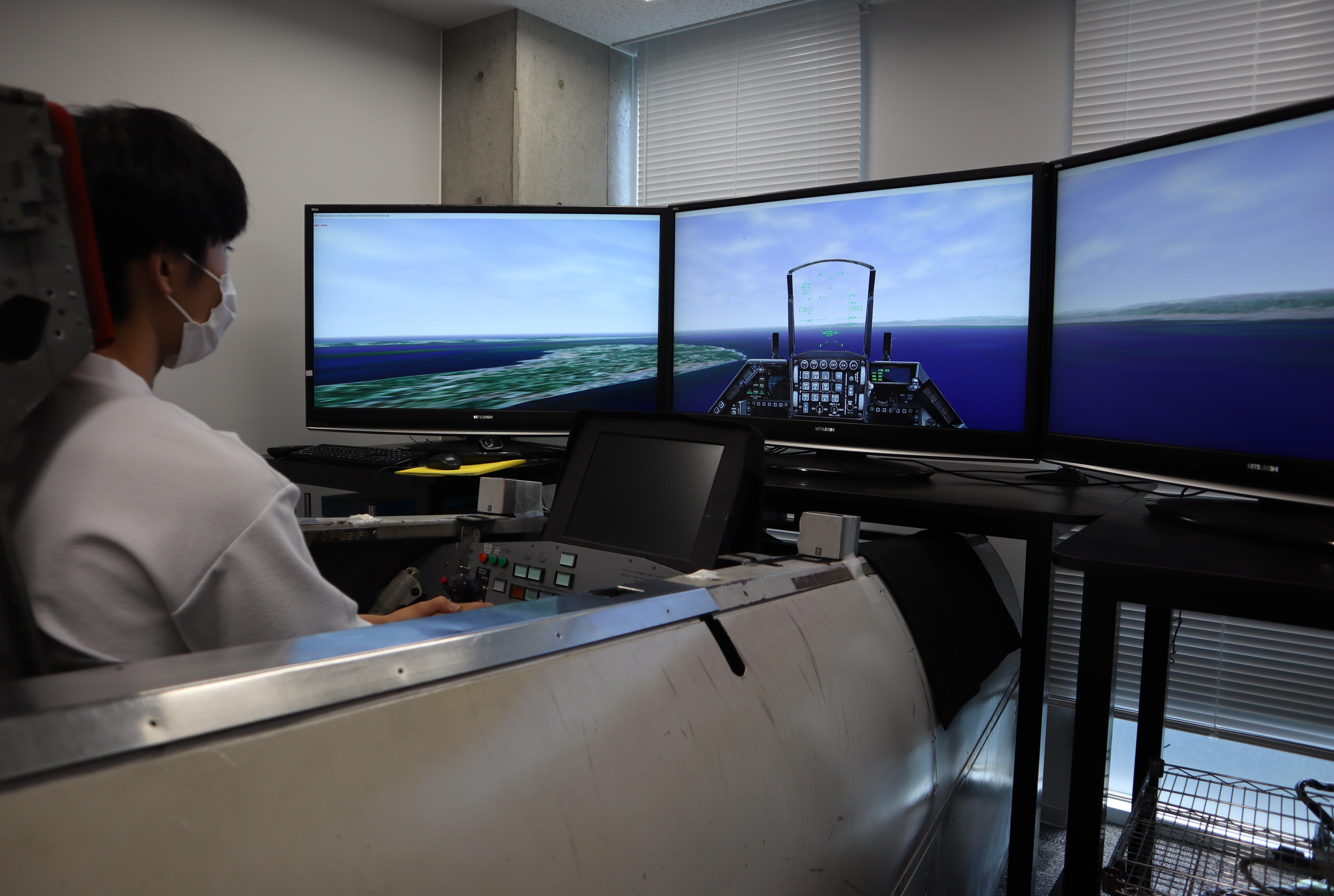 理工学部交通機械工学科によるシミュレーターでのジェット機操縦体験