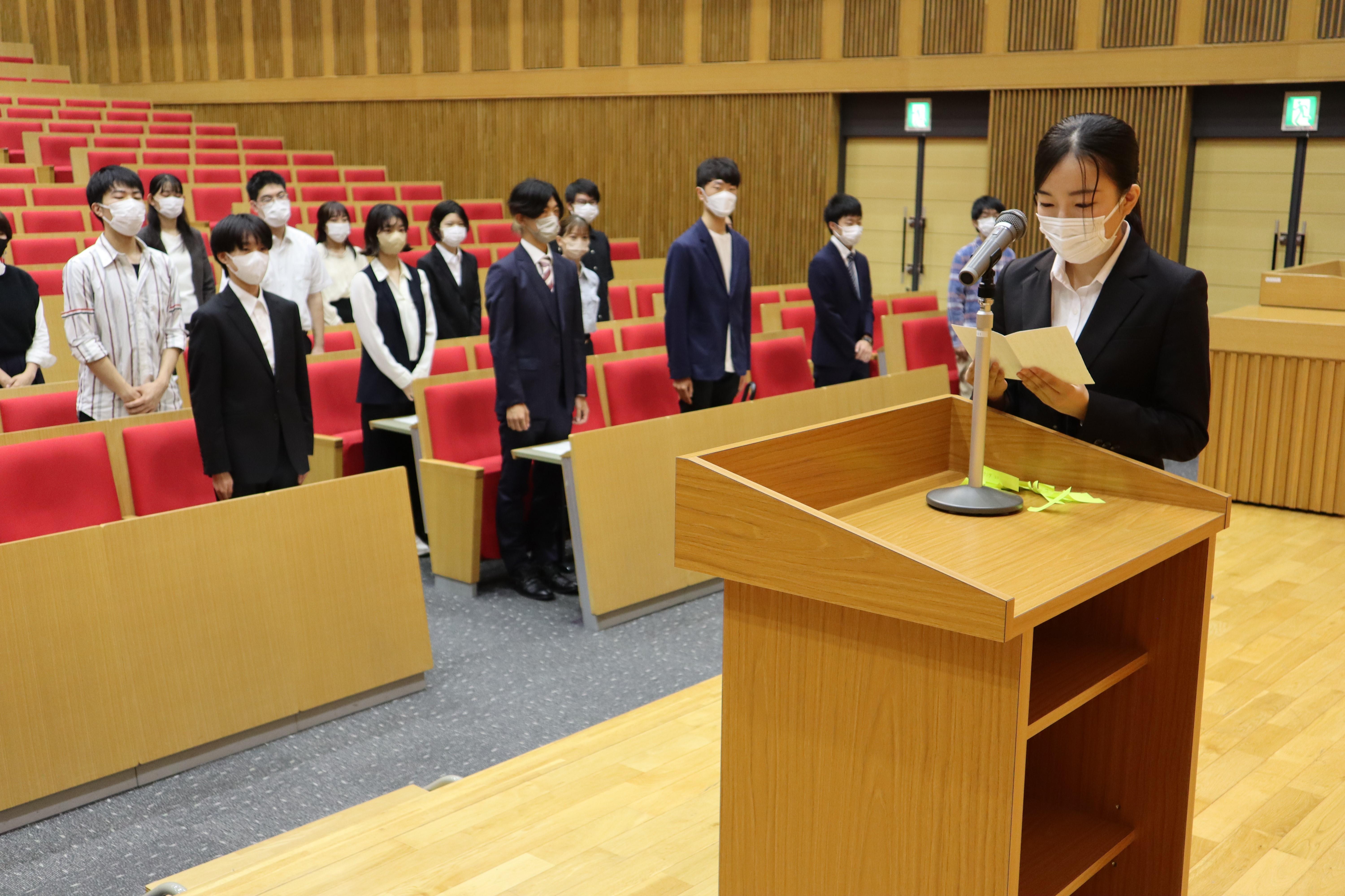 謝辞を述べる畑田麻帆さん