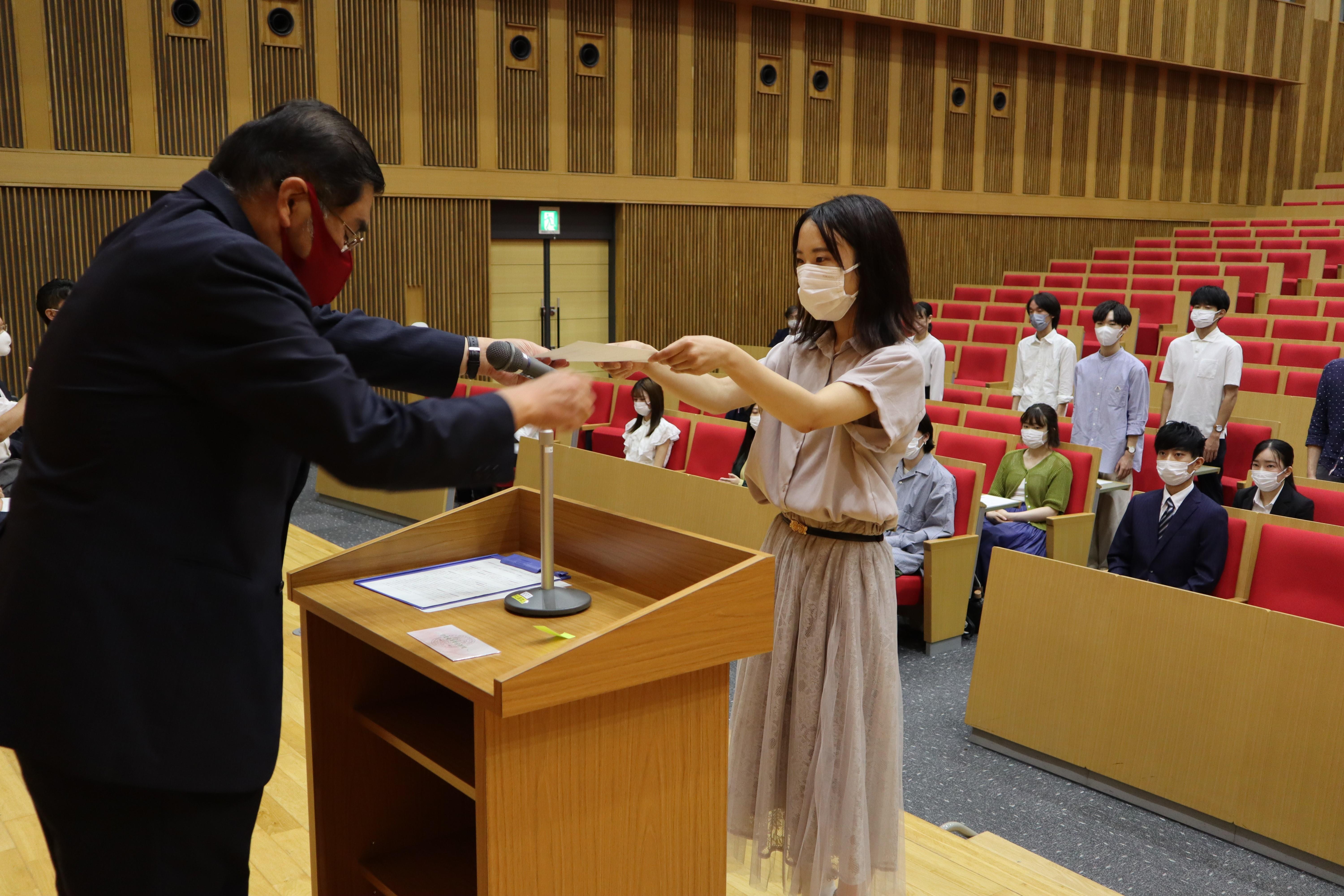 学業優秀奨励者を代表して通知書を受ける鈴木真帆さん