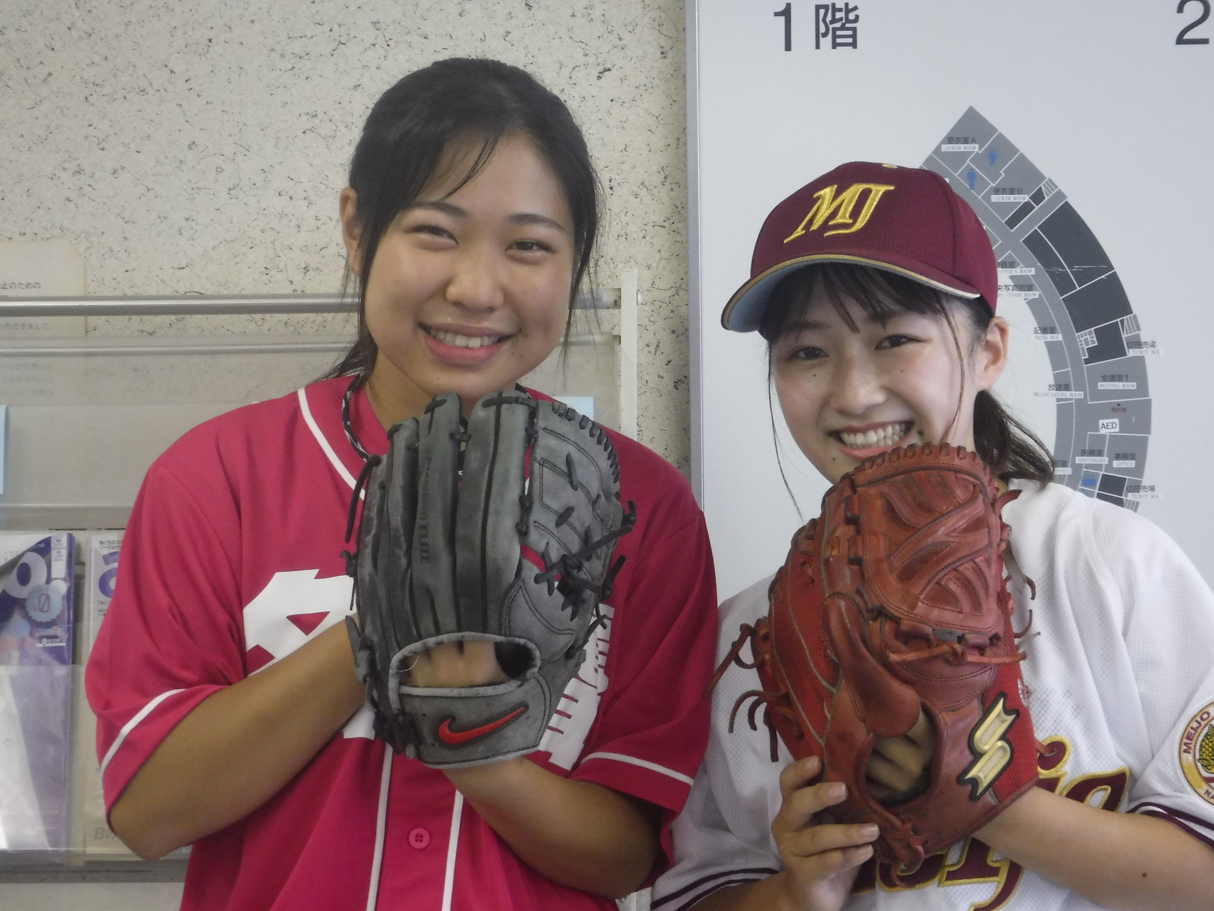 名古屋聾学校 竹元愛梨さん（左）、本学硬式野球部 氷置千乃マネージャー（右）