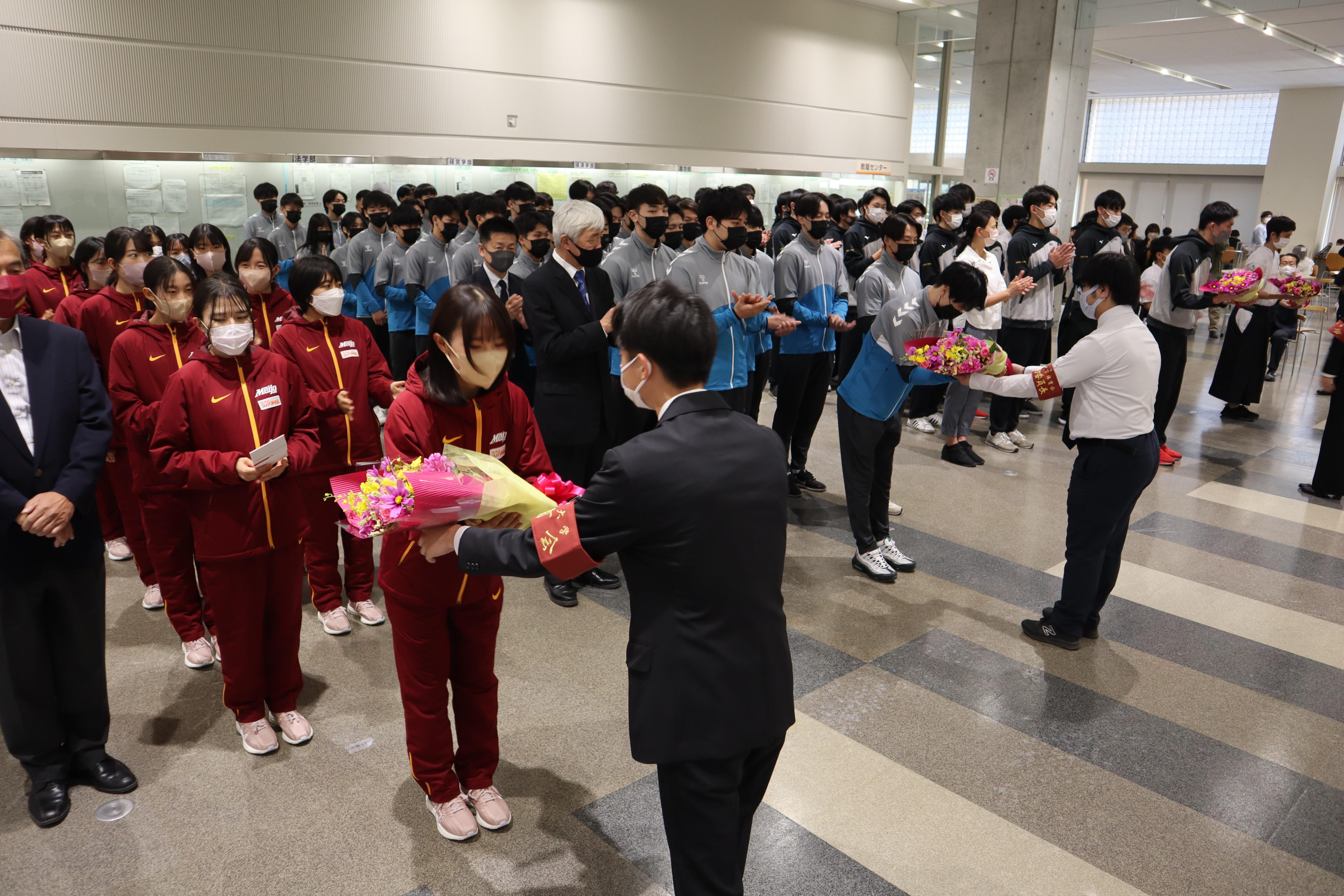 体育会からの花束贈呈