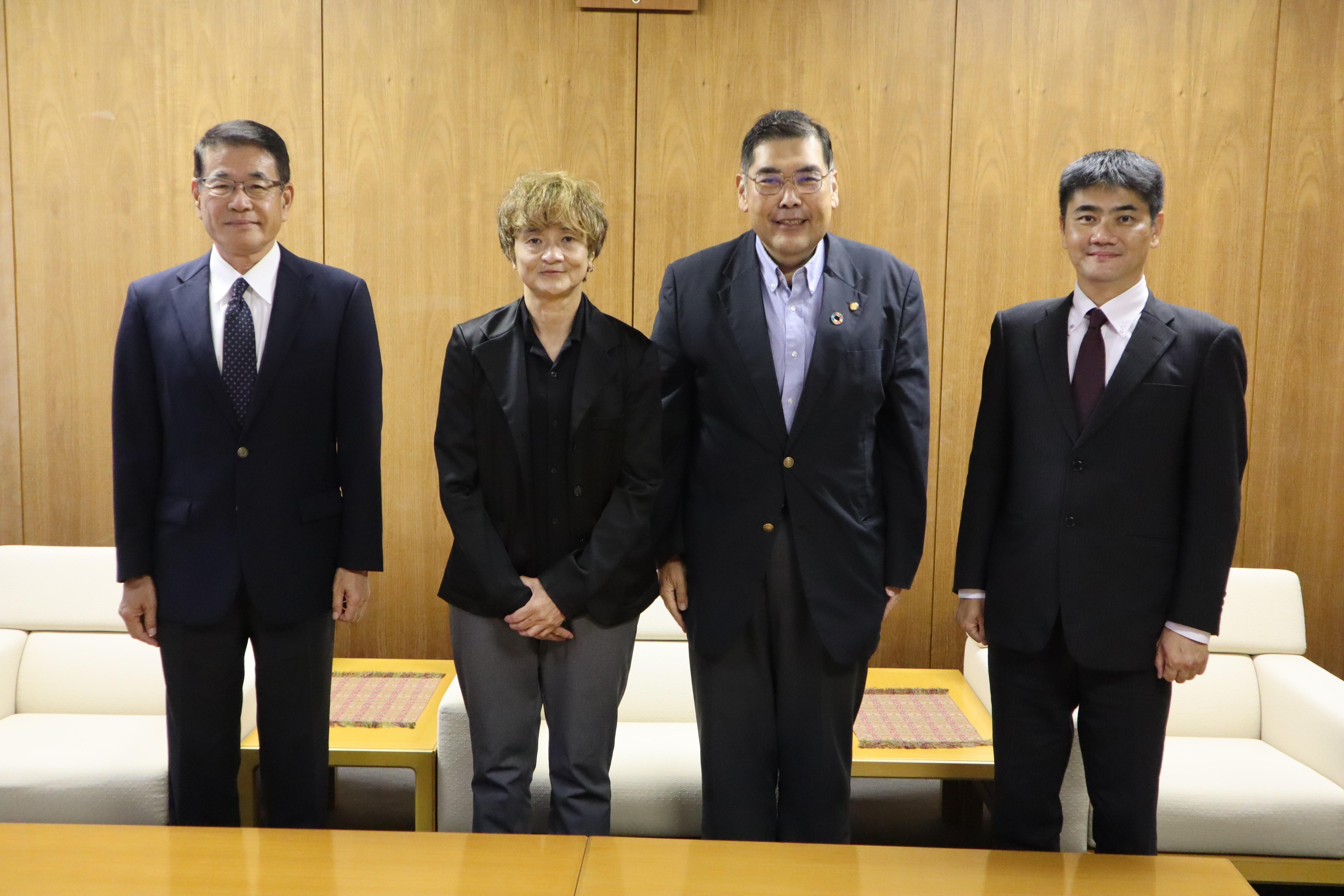 記念写真に納まる（左から）日比野泰久法学部教授、佐々木尚さん、小原章裕学長、伊川正樹法学部長