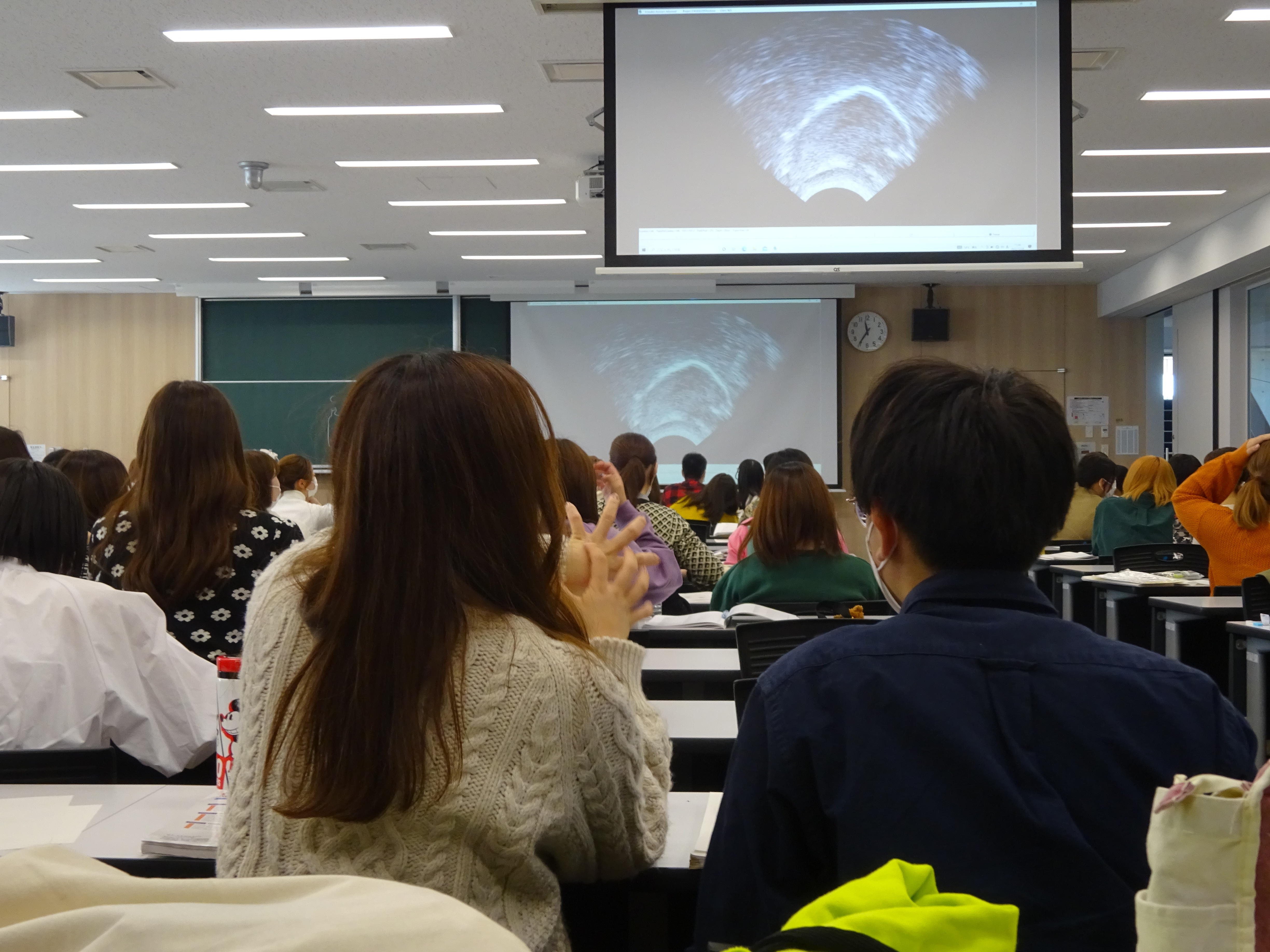 日本語のら行と英語のrとlの舌の動きをエコー映像で確認する学生ら