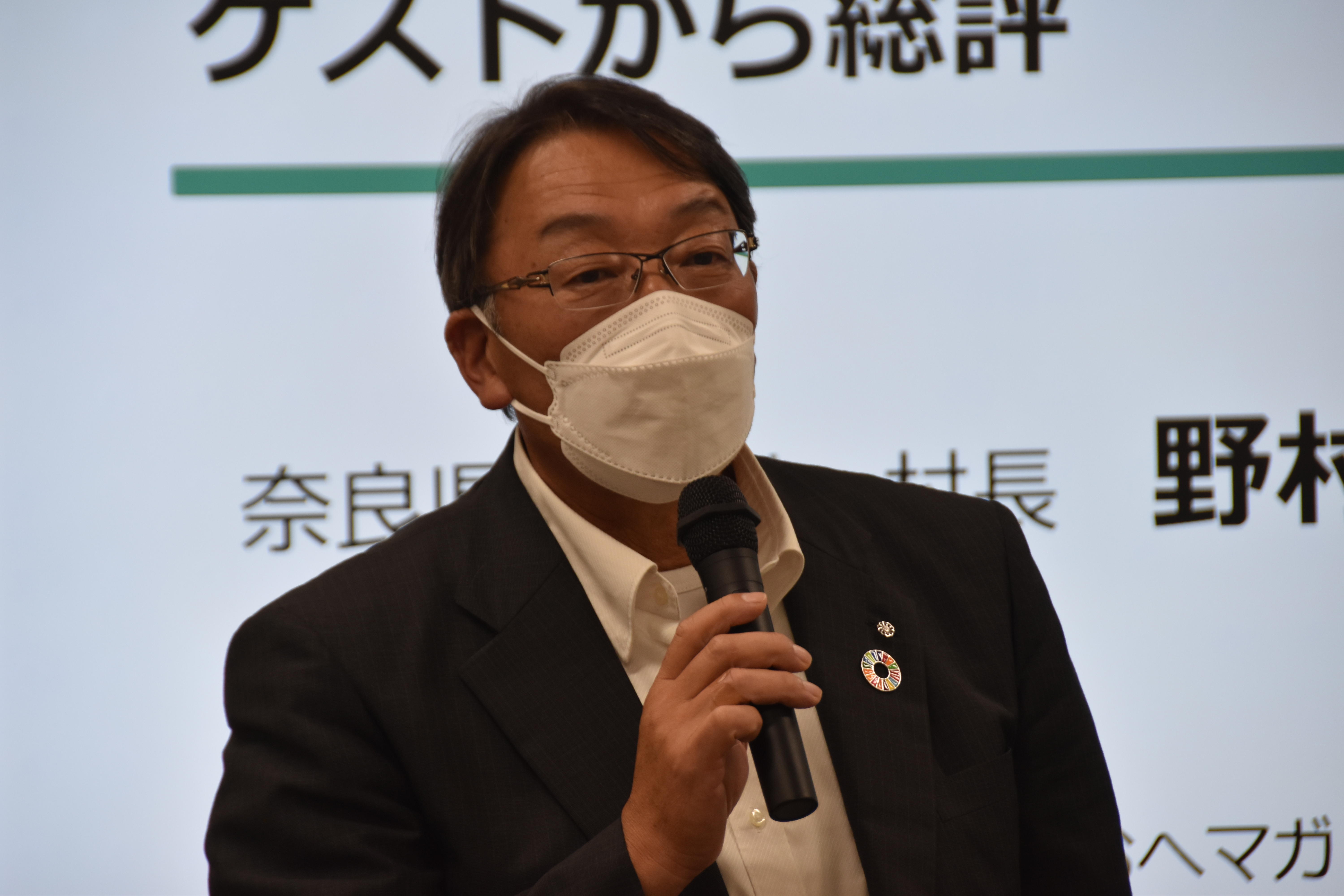 挨拶する野村村長