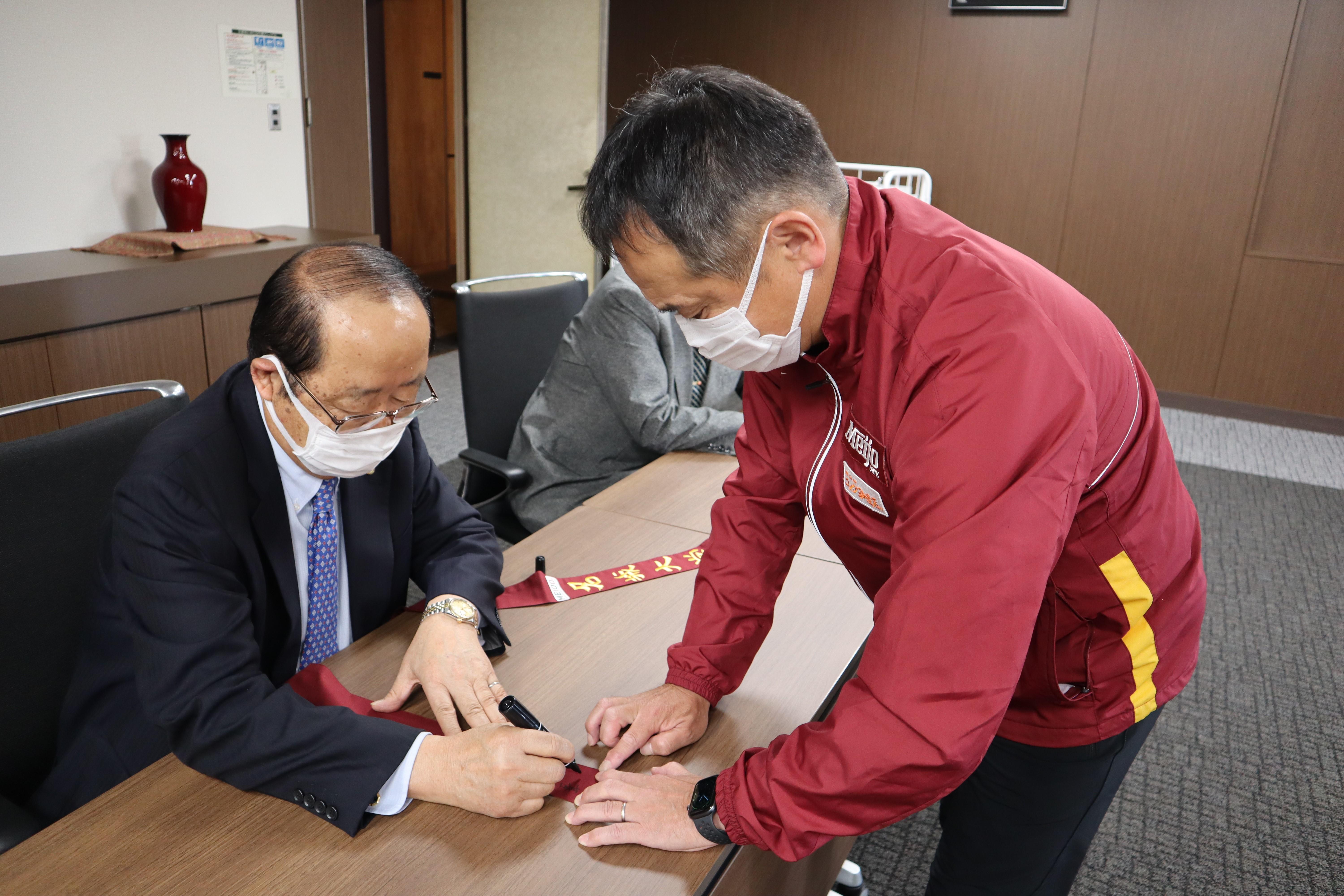 メッセージを書く立花理事長