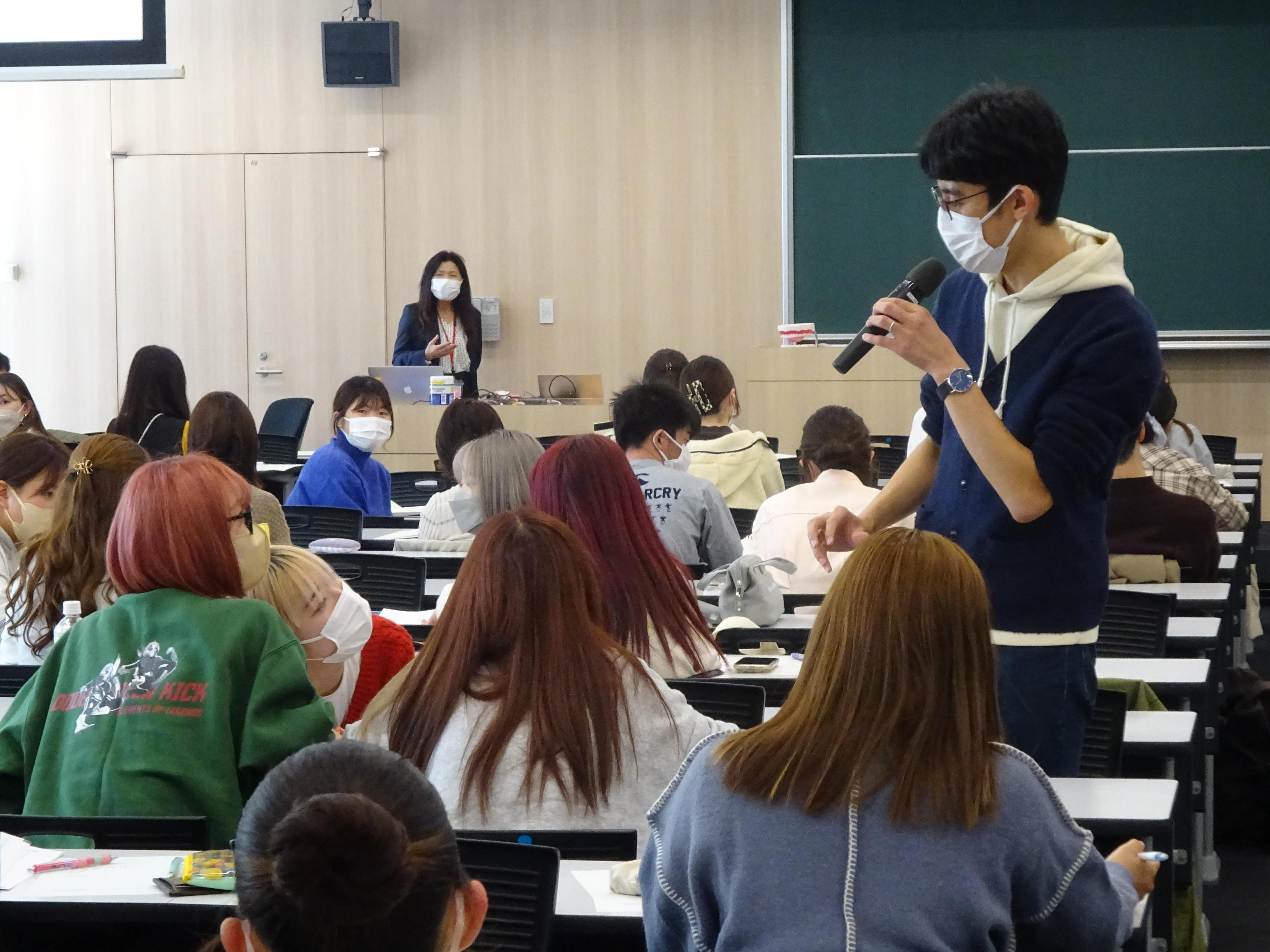 学生と意見を交える長峯氏