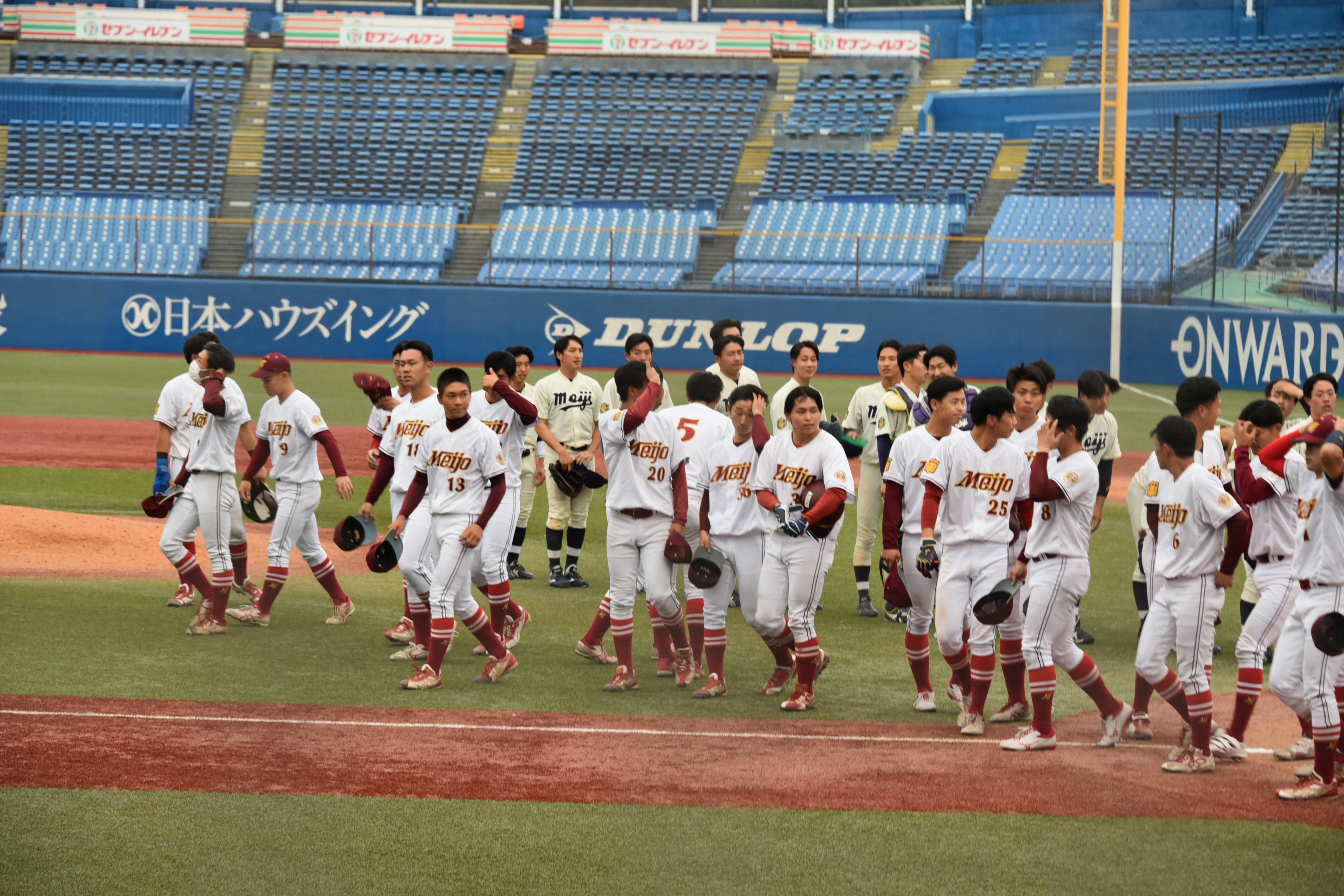 試合に敗れ悔しそうな表情の選手たち