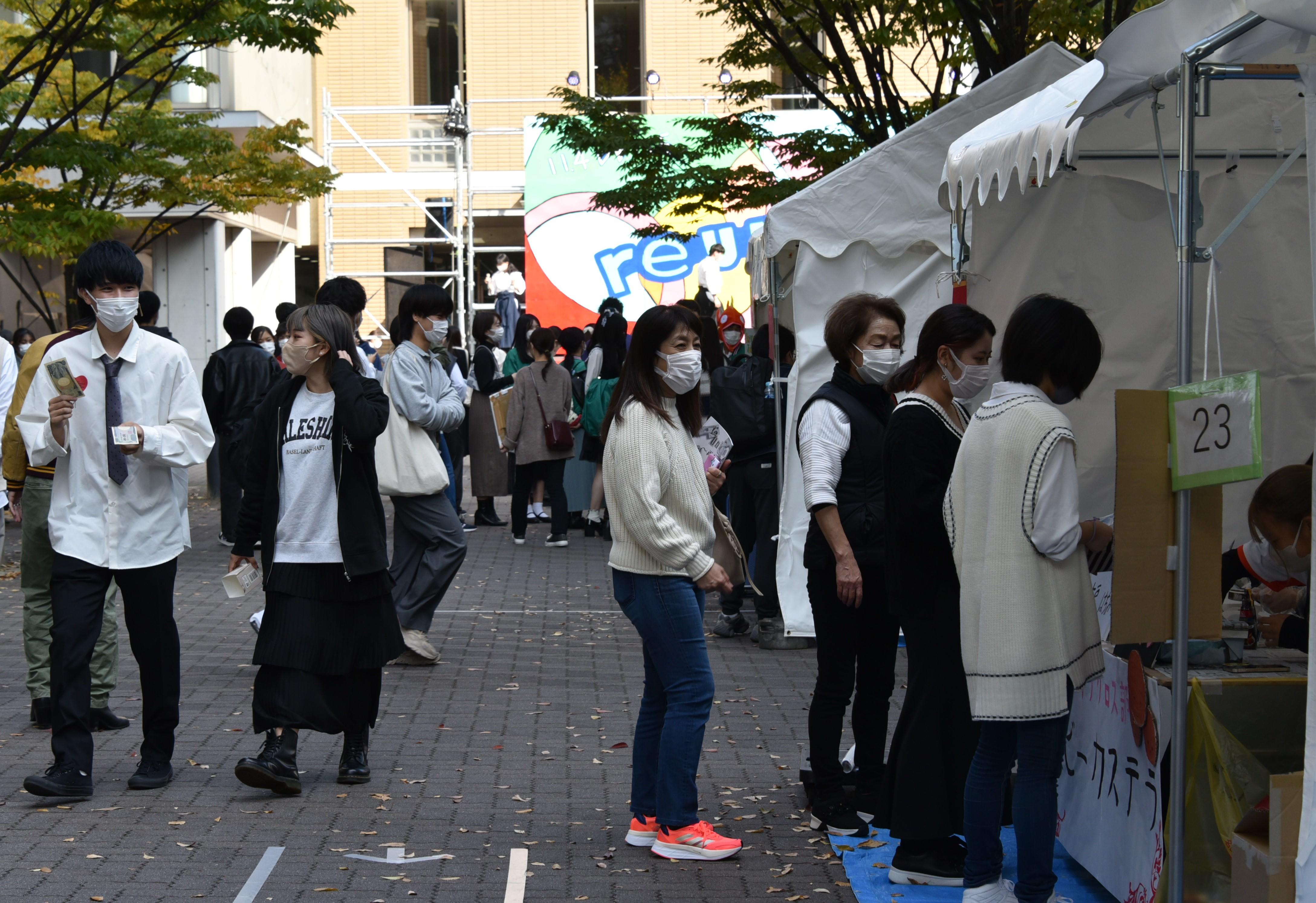 多くの人でにぎわう模擬店前