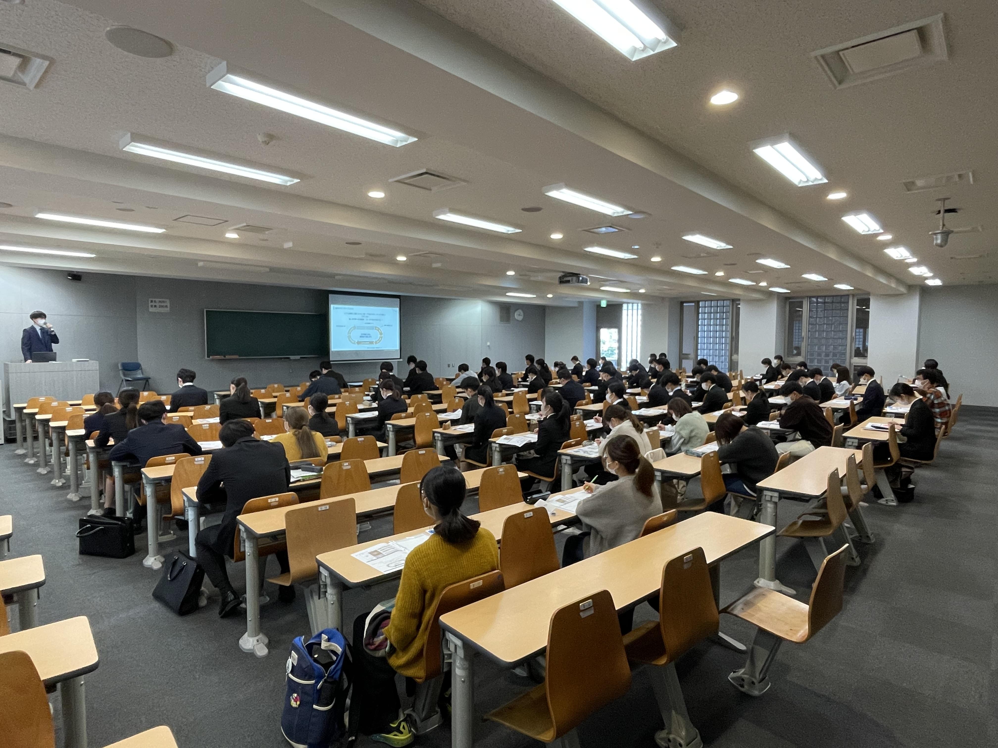 企業様の説明に聞き入る学生