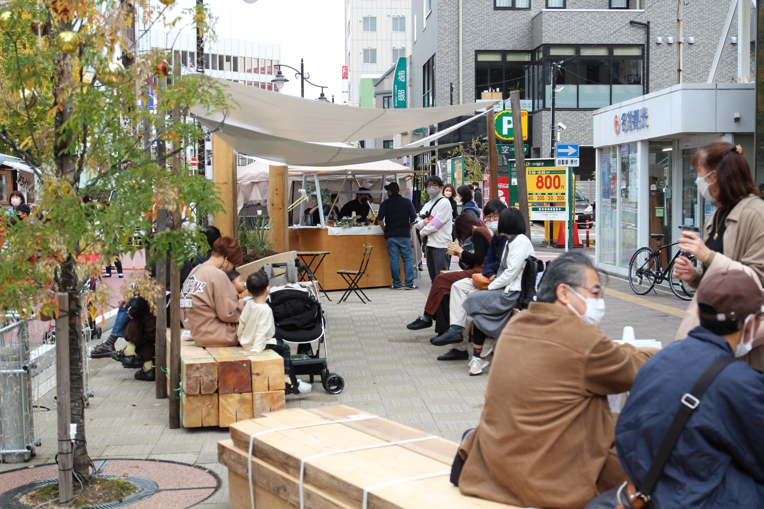 ストリートファニチャーでカフェを運営