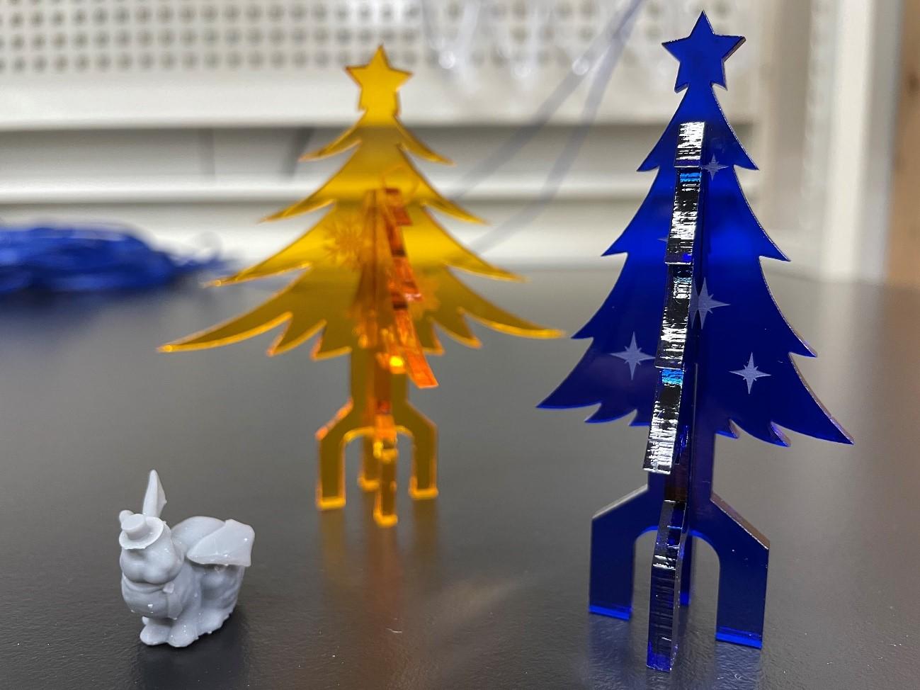 レーザーカッターで作成したクリスマスツリーと３Dプリンターで作成したマグネット