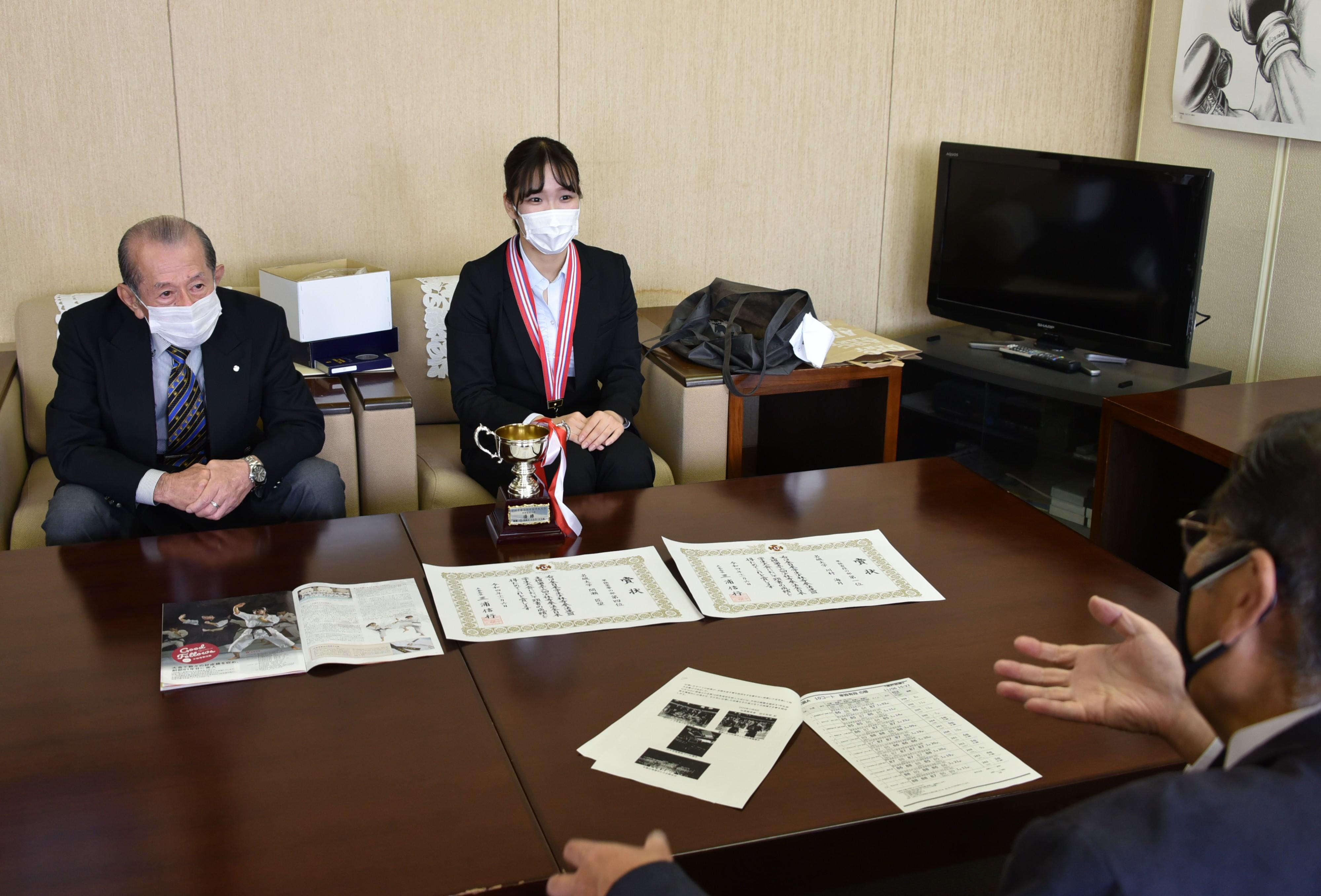 大会を振り返る川村海月さん（中）と田中利明コーチ（左）