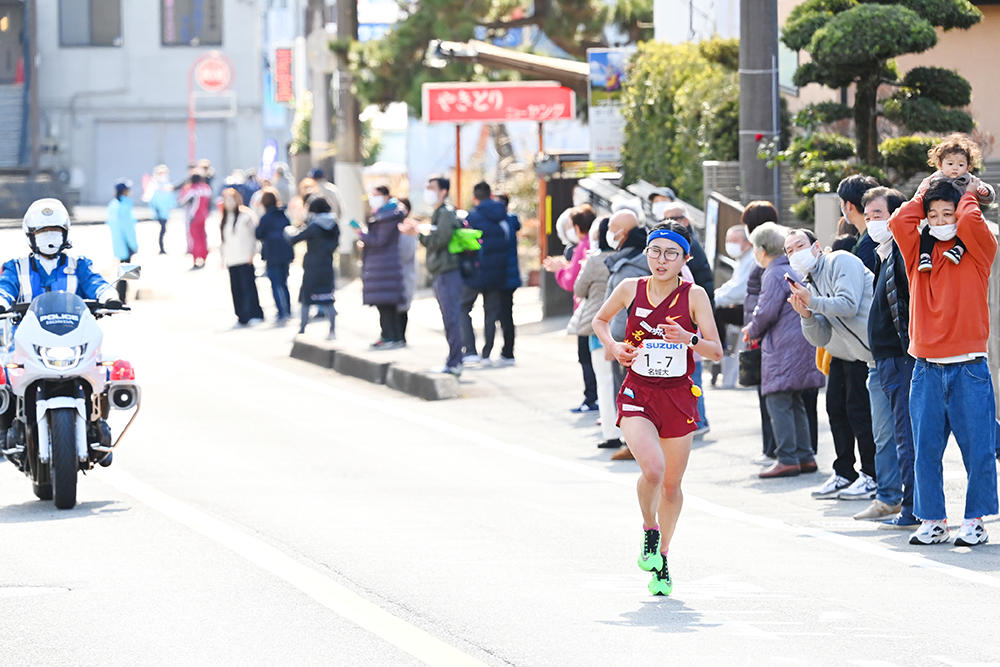 最終区の強烈な坂を駆け上がる谷本選手