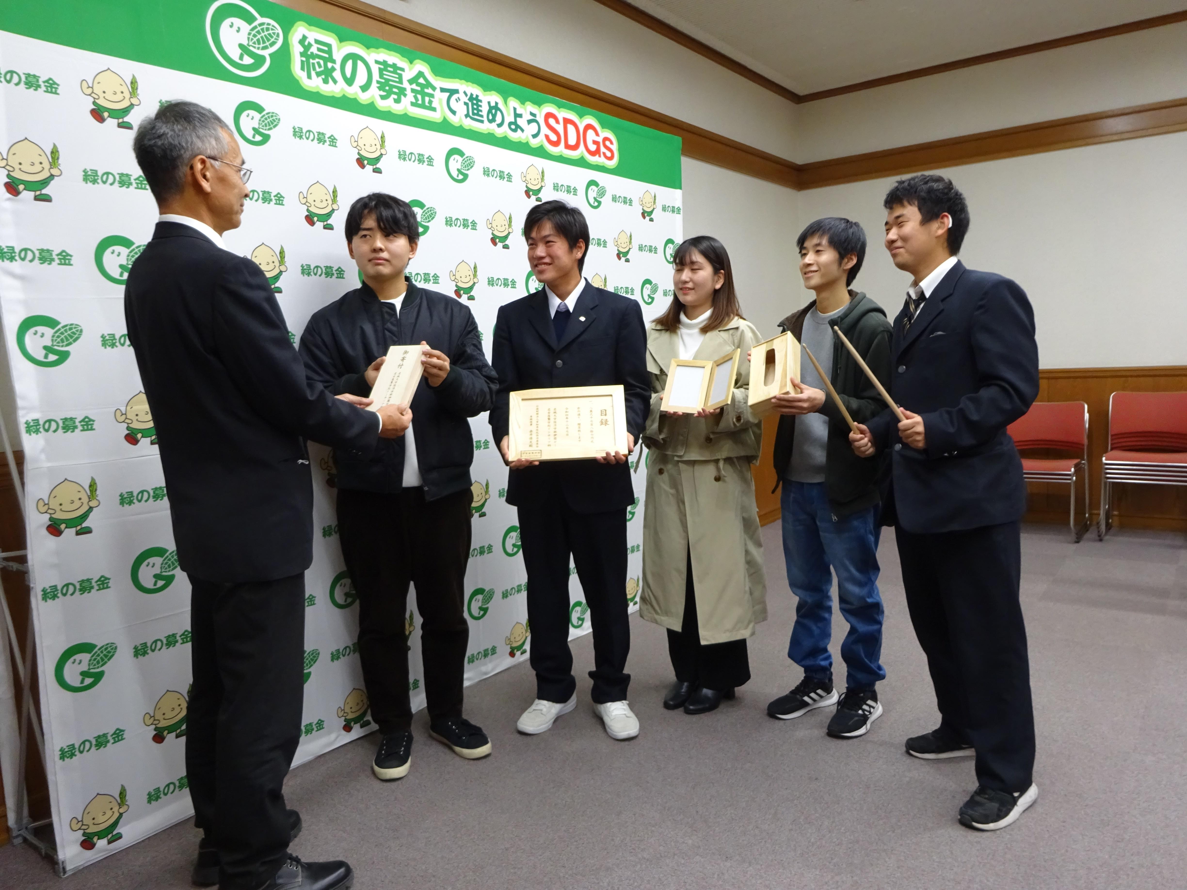 寄付をした伊藤ゼミの学生と名古屋聾学校の生徒たち