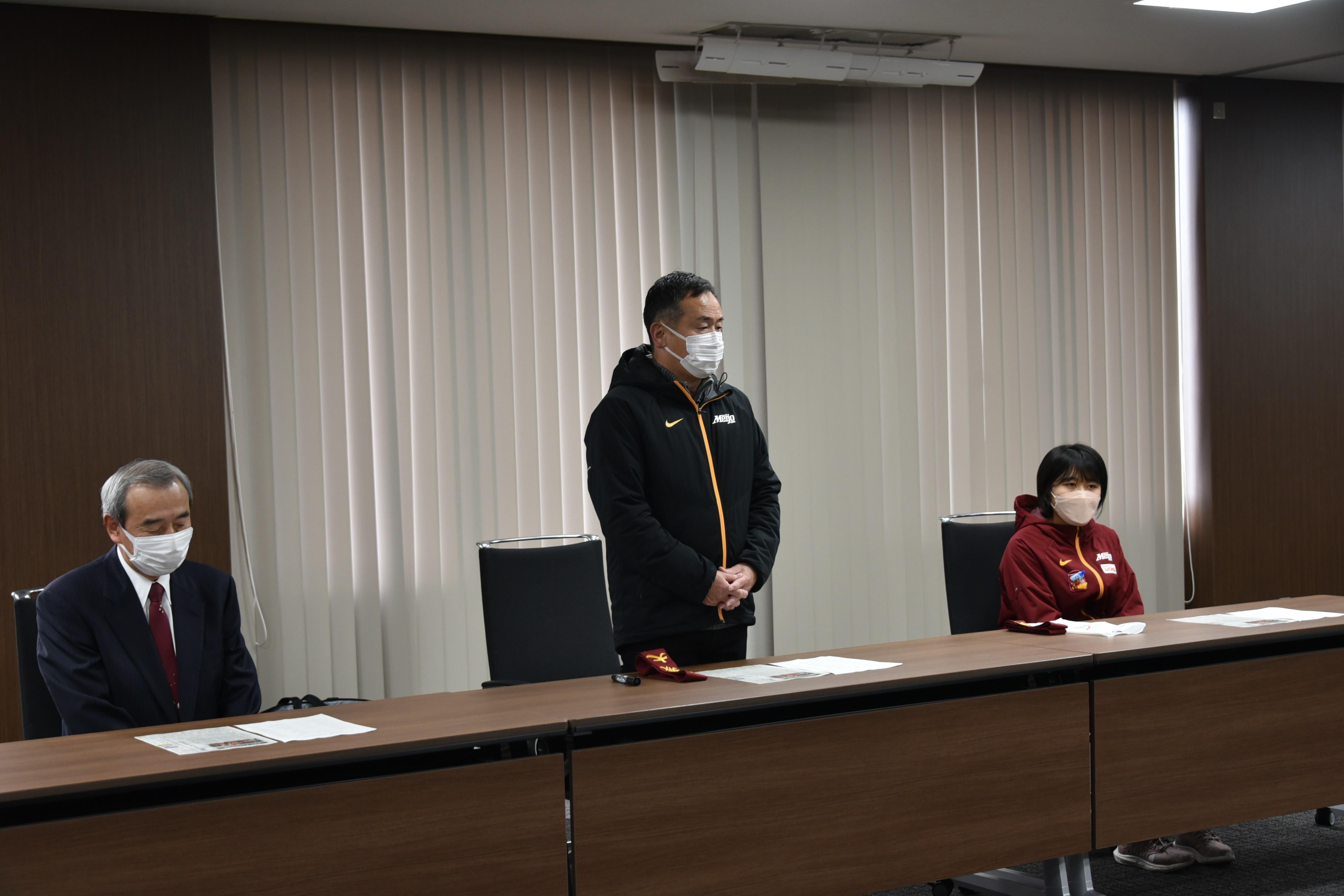 大会への抱負を述べた（左から）加鳥部長、米田監督、市川主務
