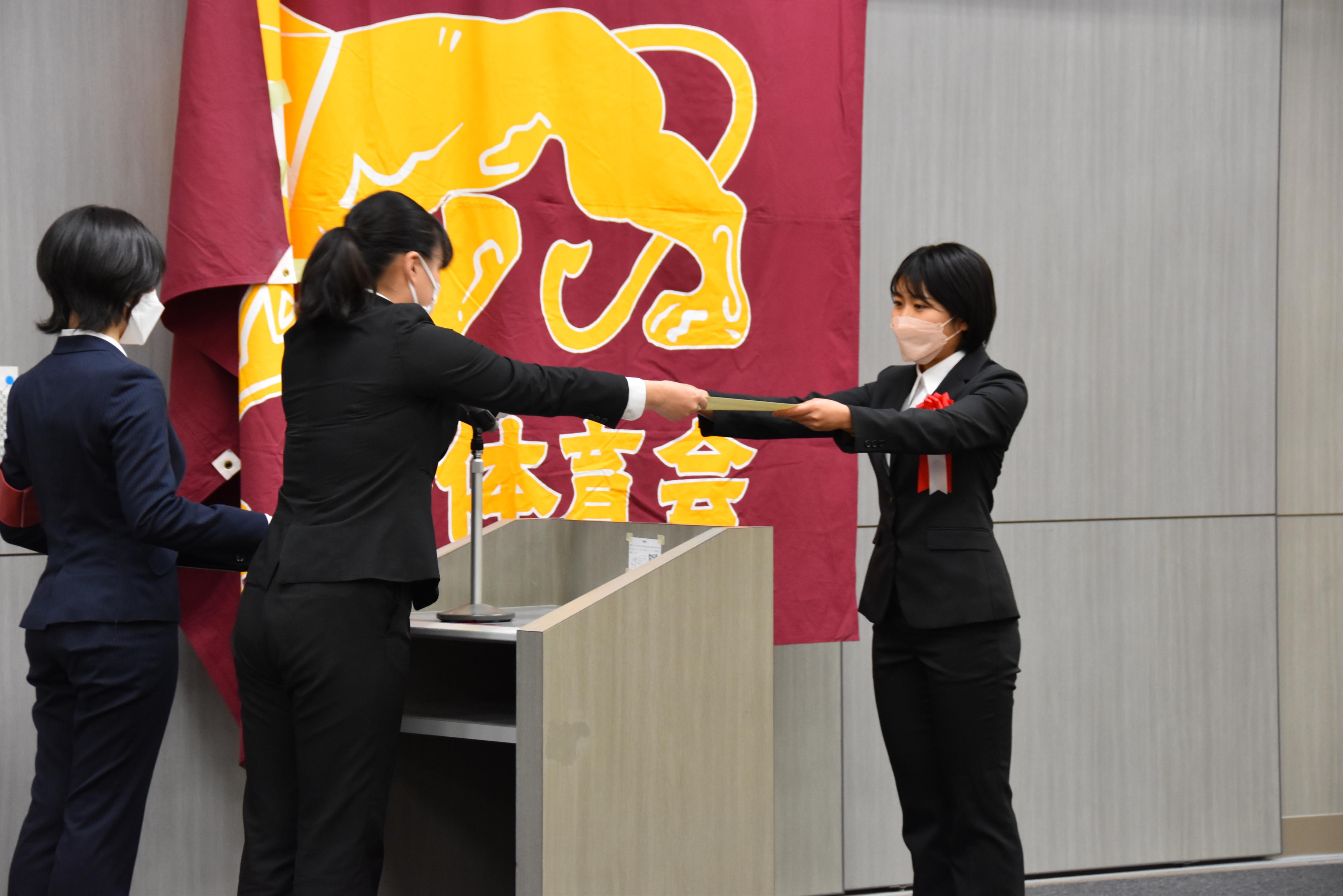 最優秀選手賞の女子駅伝部を代表して賞状を受け取る市川千聖さん（法学部4年）