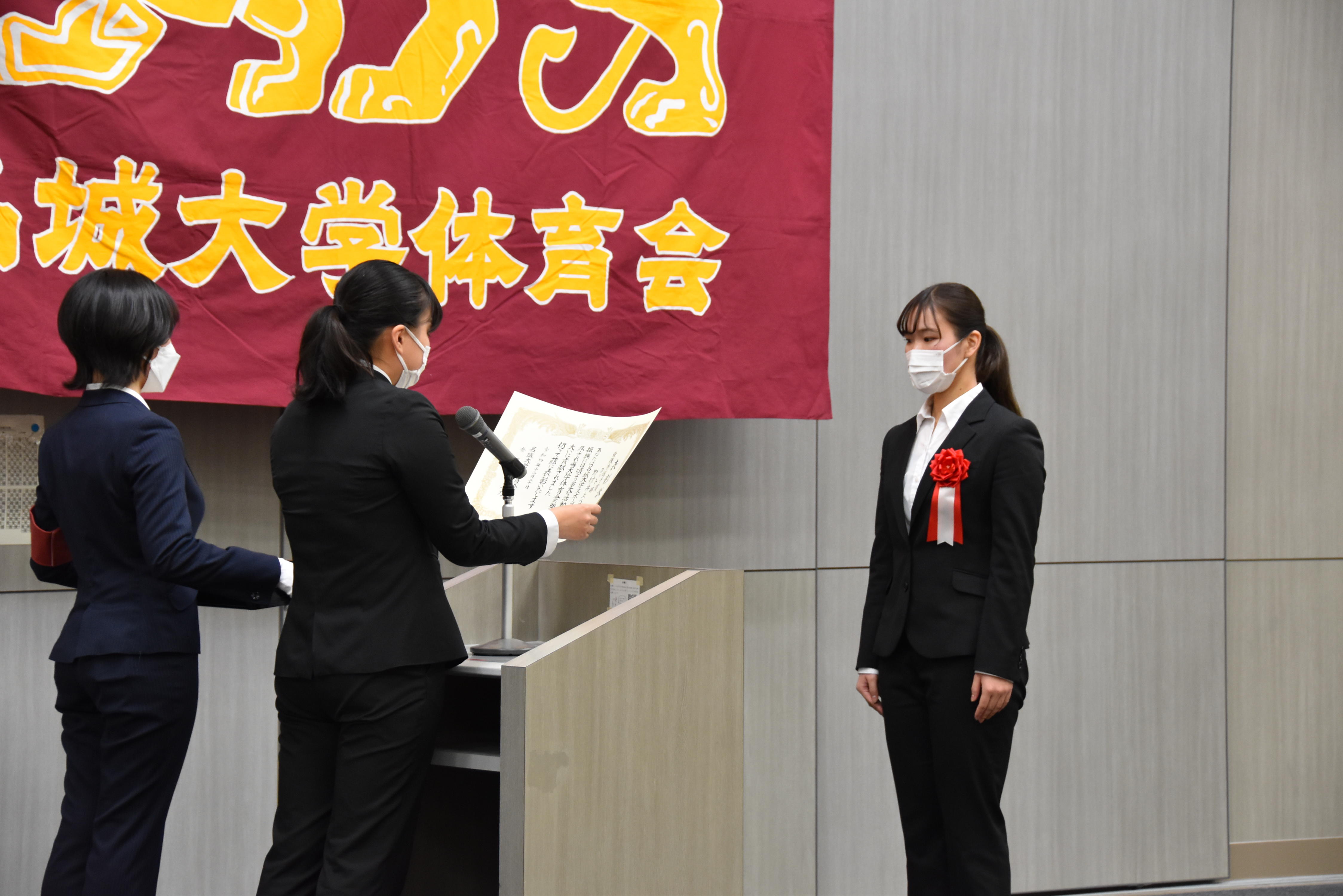 最優秀賞選手賞の少林寺拳法部の川村海月さん（法学部3年）