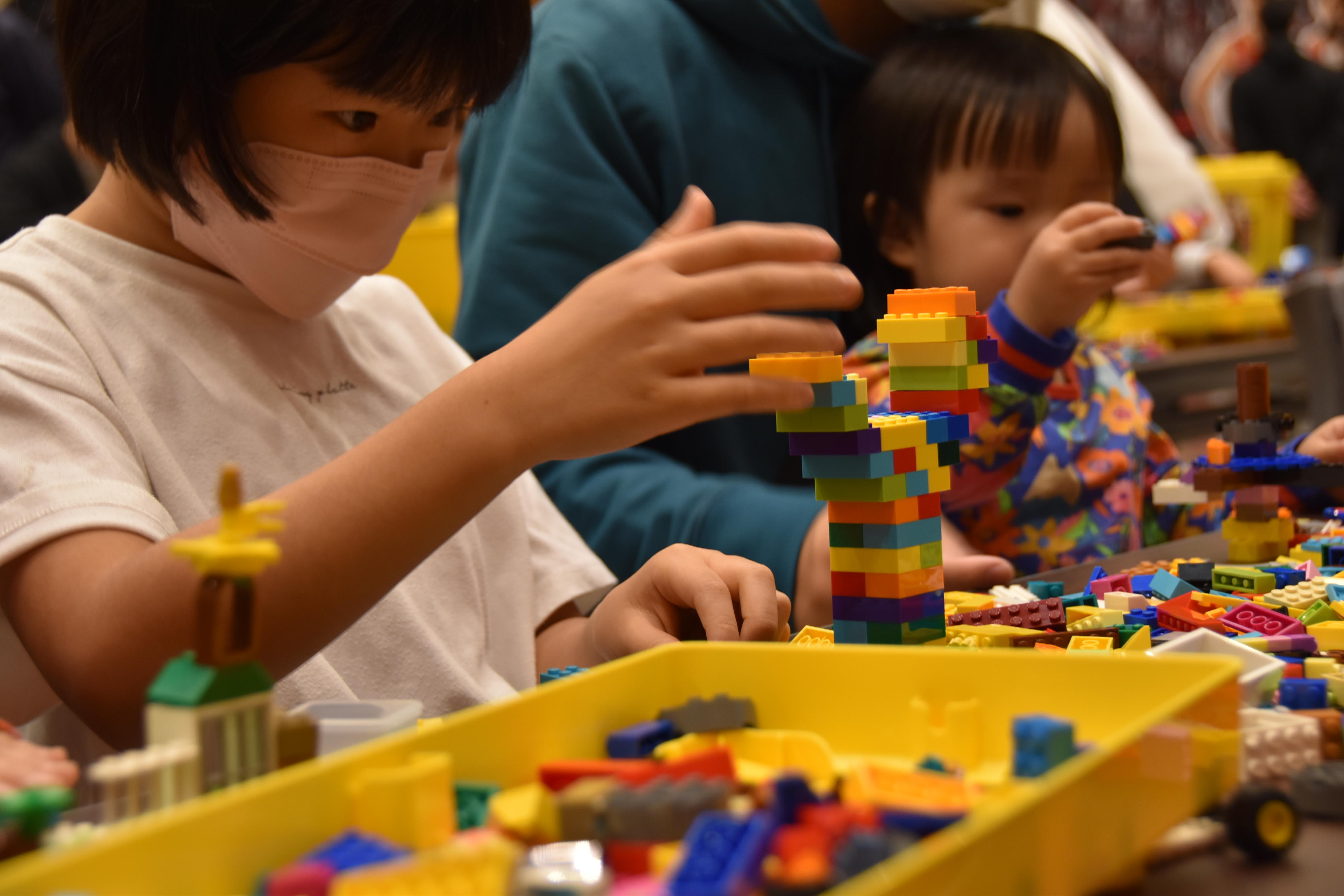 夢中になって制作する子供たち