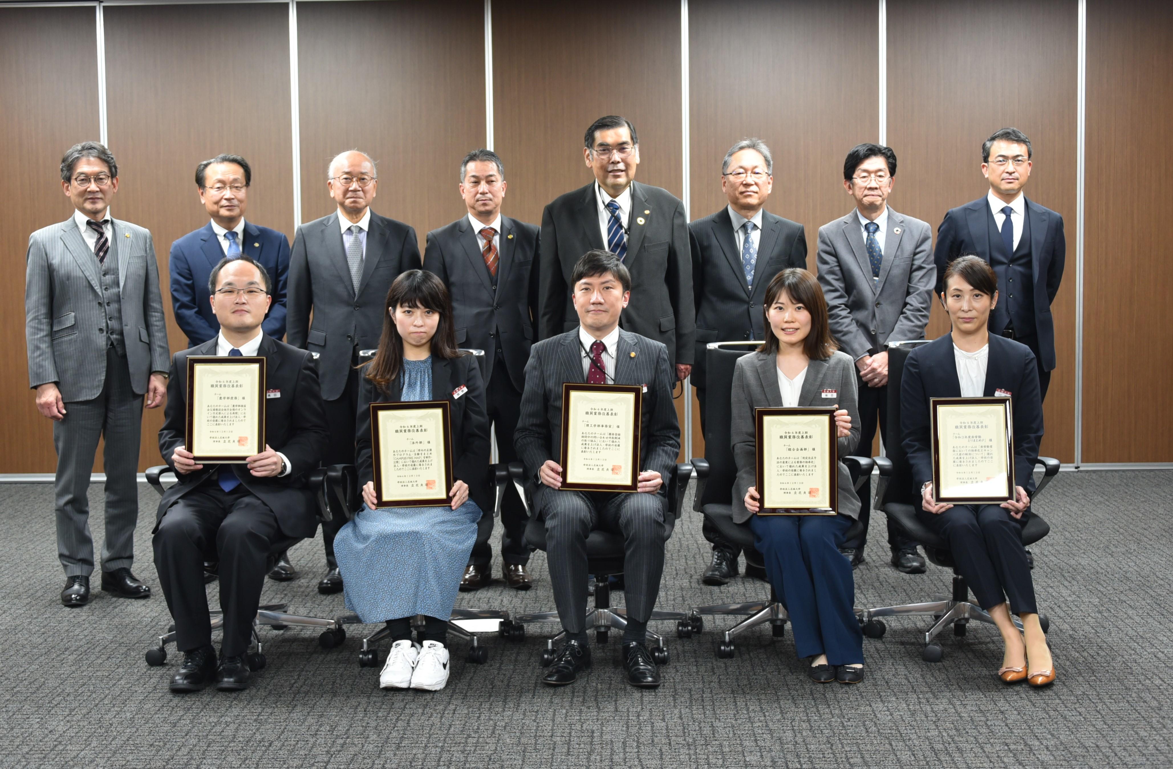 表彰を受けた代表者の皆さん（前列左から奥田博久さん、岡野星菜さん、藤井徹さん、柴田真実さん、川村恭子さん）