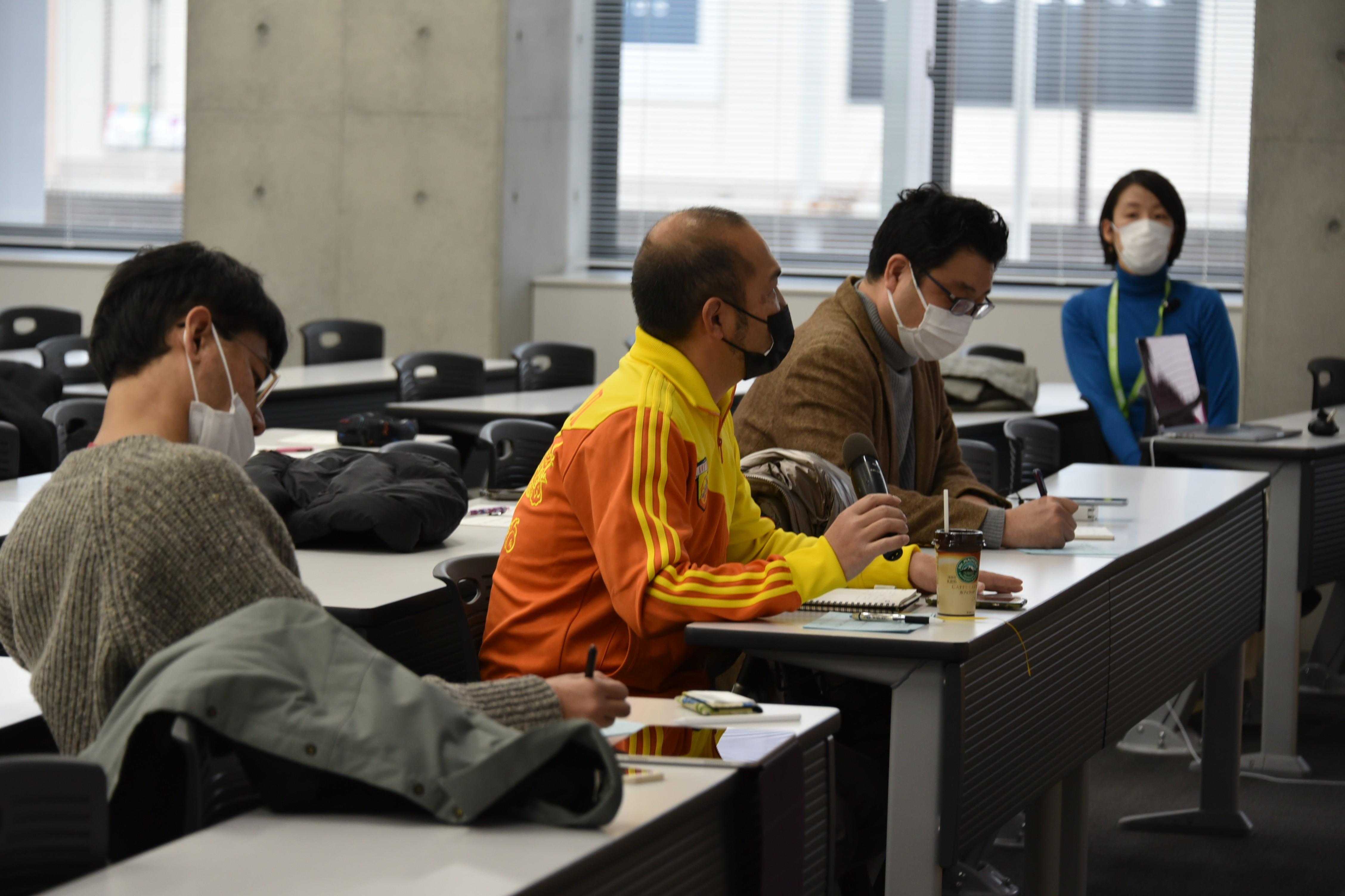 発表を聞く田口純子准教授と（右）とゲストの（左から）竹本さん、小林さん、梶村さん