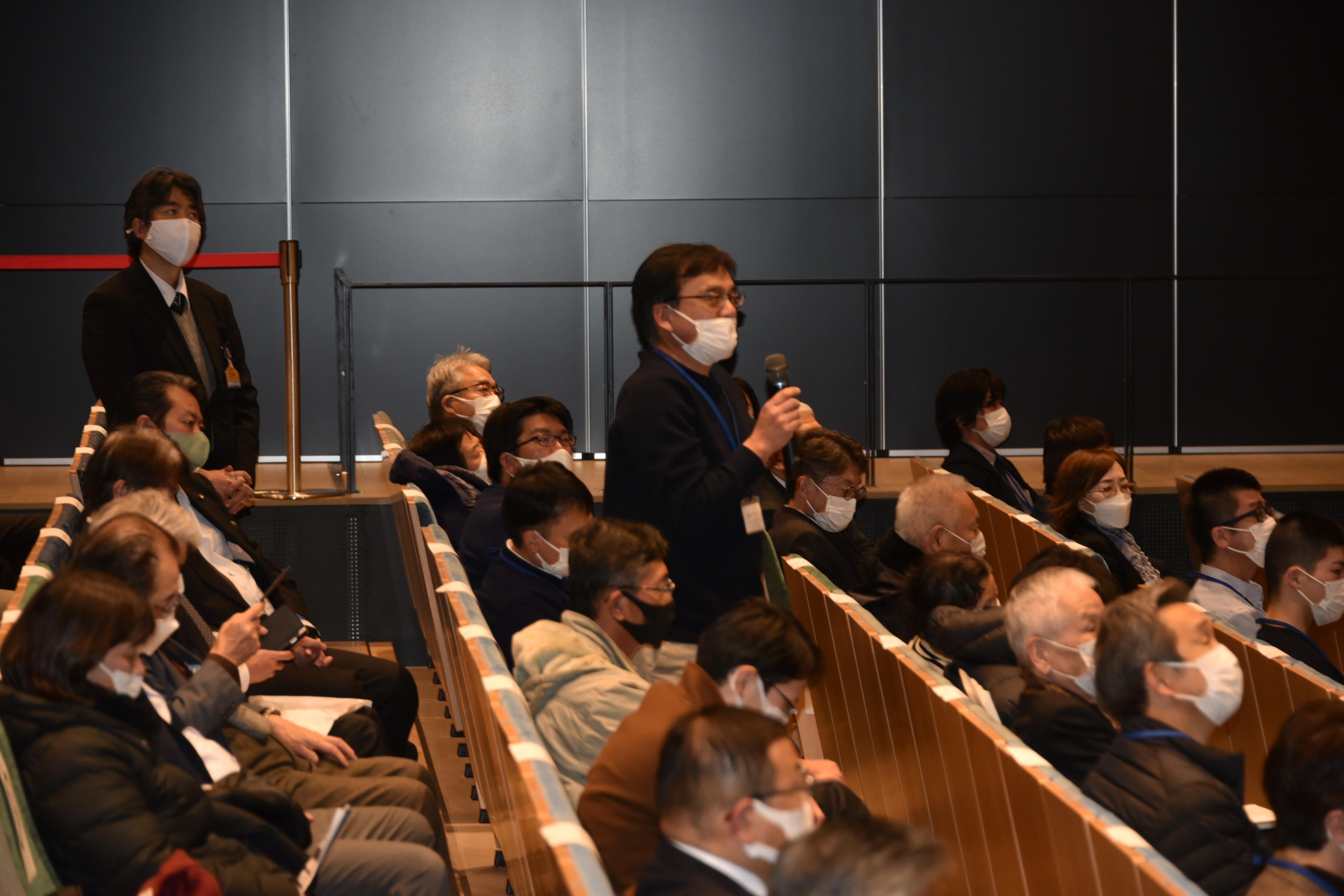 校友会員約50人が聴講し、吉野終身教授に質問も
