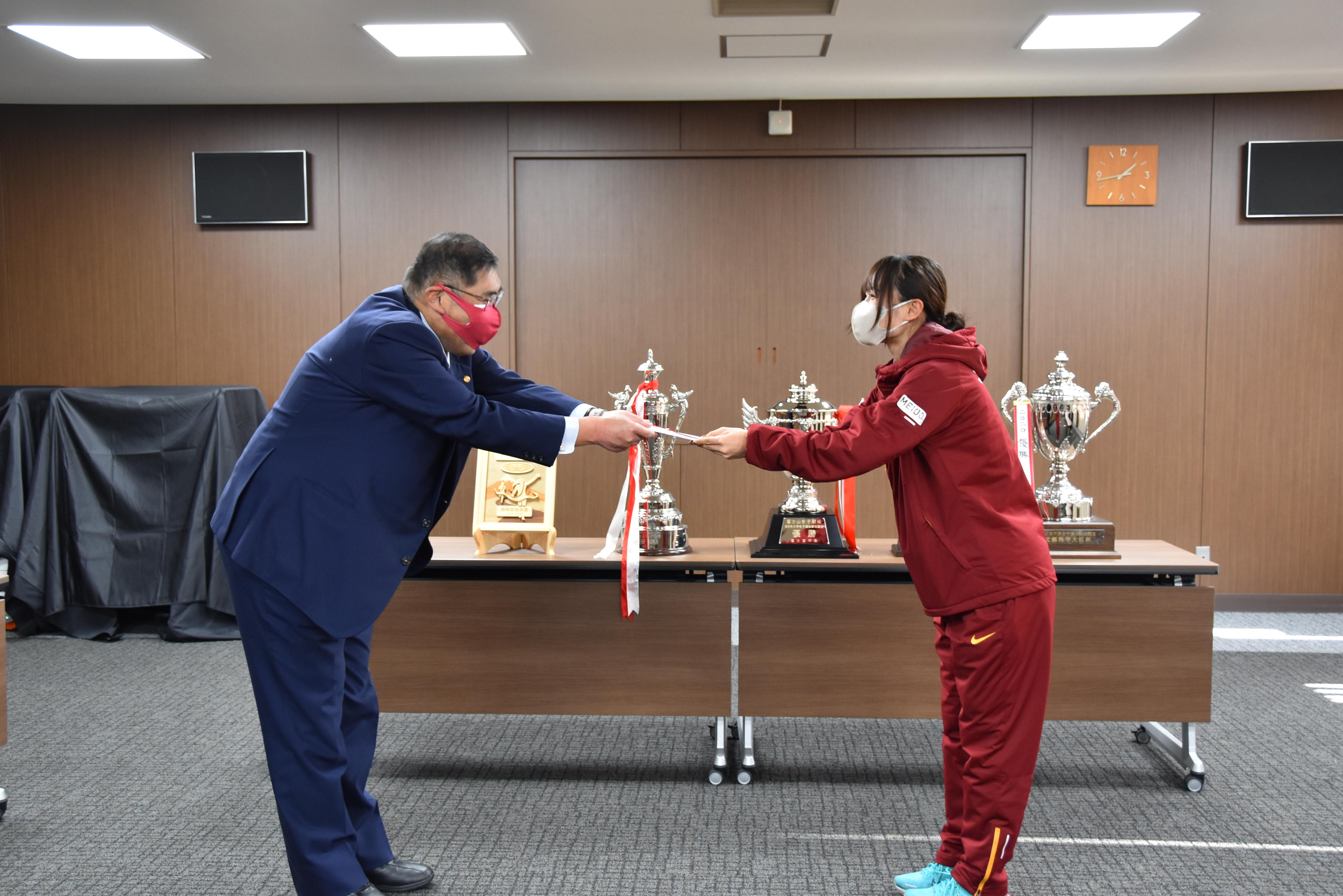 小原学長からお祝い金の贈呈